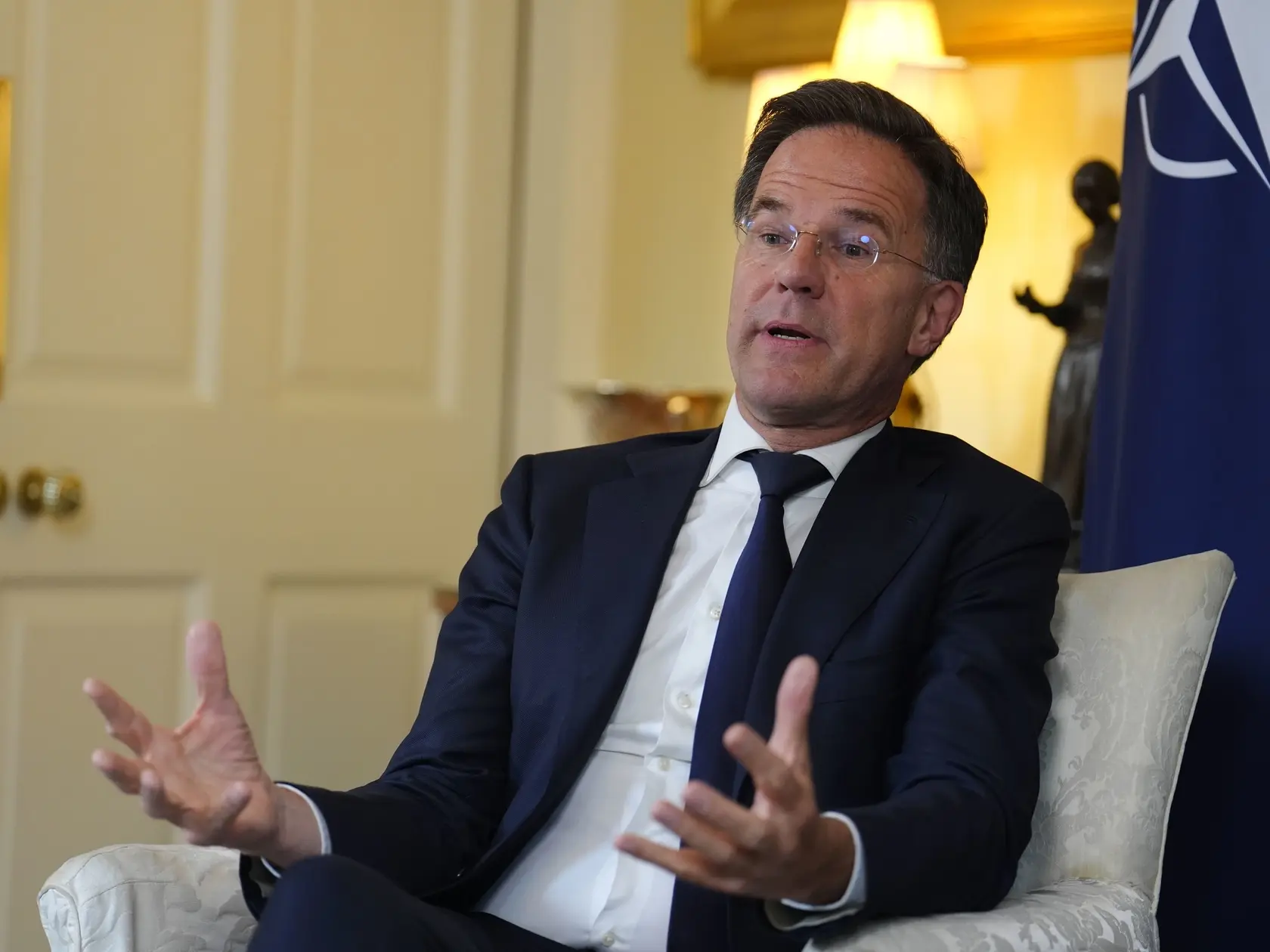 AZ2 Londýn - Na snímke generálny tajomník NATO Mark Rutte reční počas stretnutia s britským premiérom Keirom Starmerom v Londýne 9. júna 2025. FOTO TASR/AP
Nato Secretary General Mark Rutte talks during his meeting with Britain's Prime Minister Sir Keir Starmer at 10 Downing Street in London, Monday, June 9, 2025. (Jordan Pettitt/PA via AP)