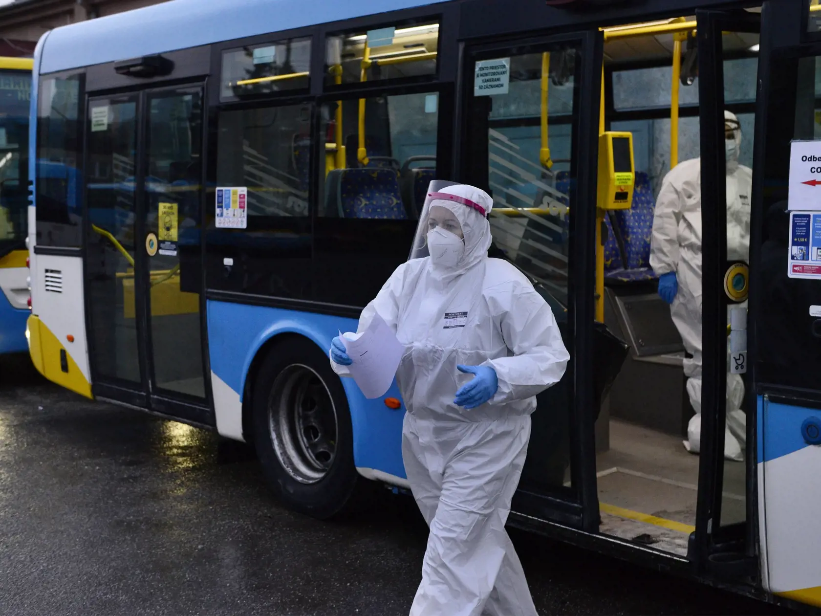 Antigénové testovanie na Covid-19 počas celoplošného skríningu v košickej mestskej časti Džungla. Testovalo sa tu v autobusoch MHD v depe DPMK na Hornádskej 10. Košice 24. januára 2021. FOTO TASR – Milan Kapusta
