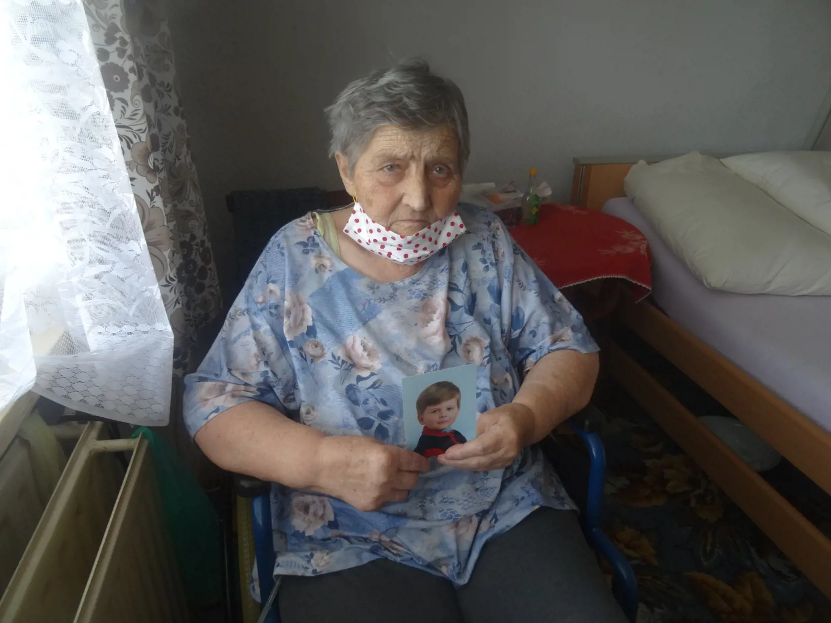 Mária Michalková s fotografiou vnúčika Jakubka.