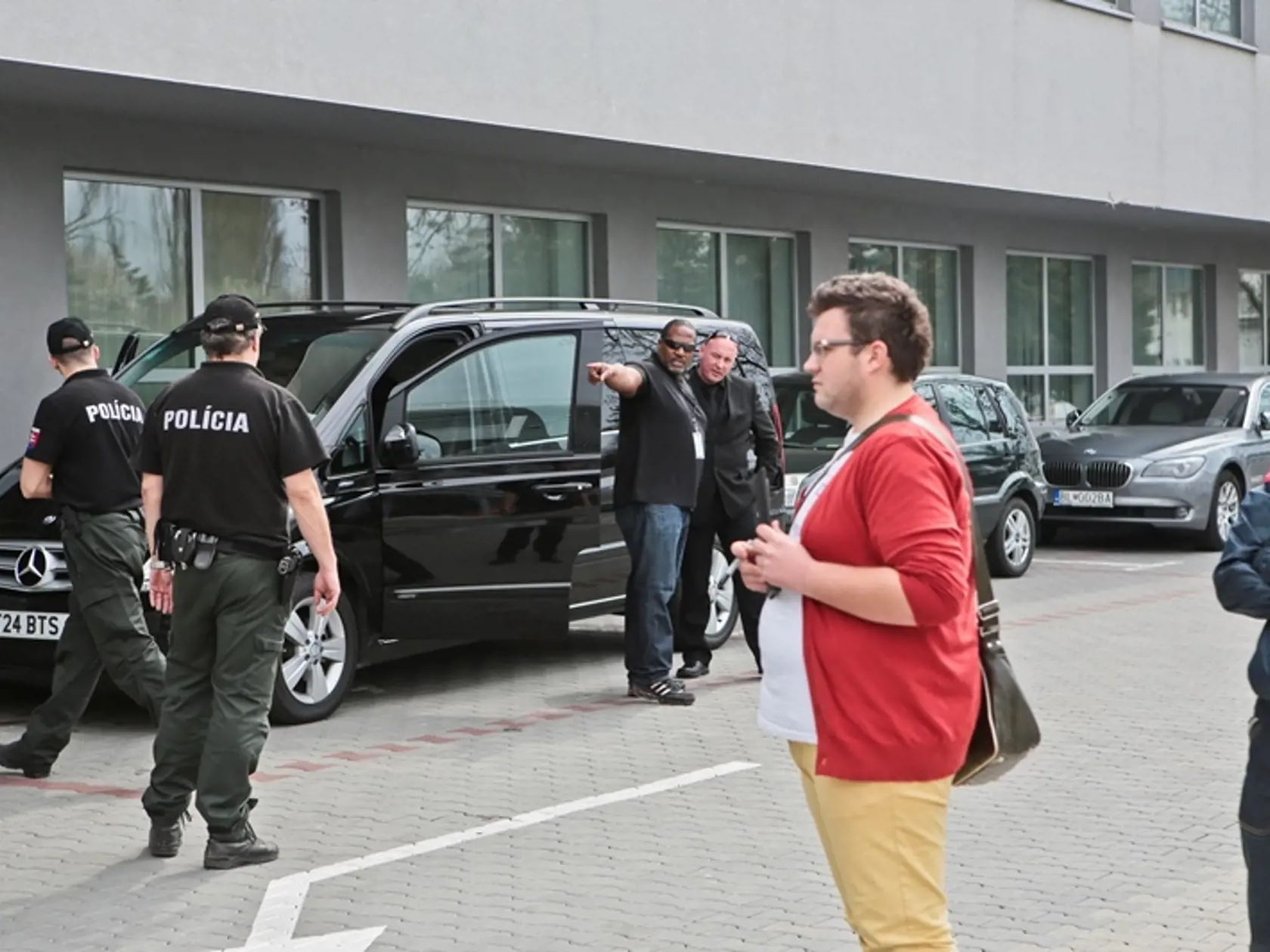 Prílet strážili aj policajti.