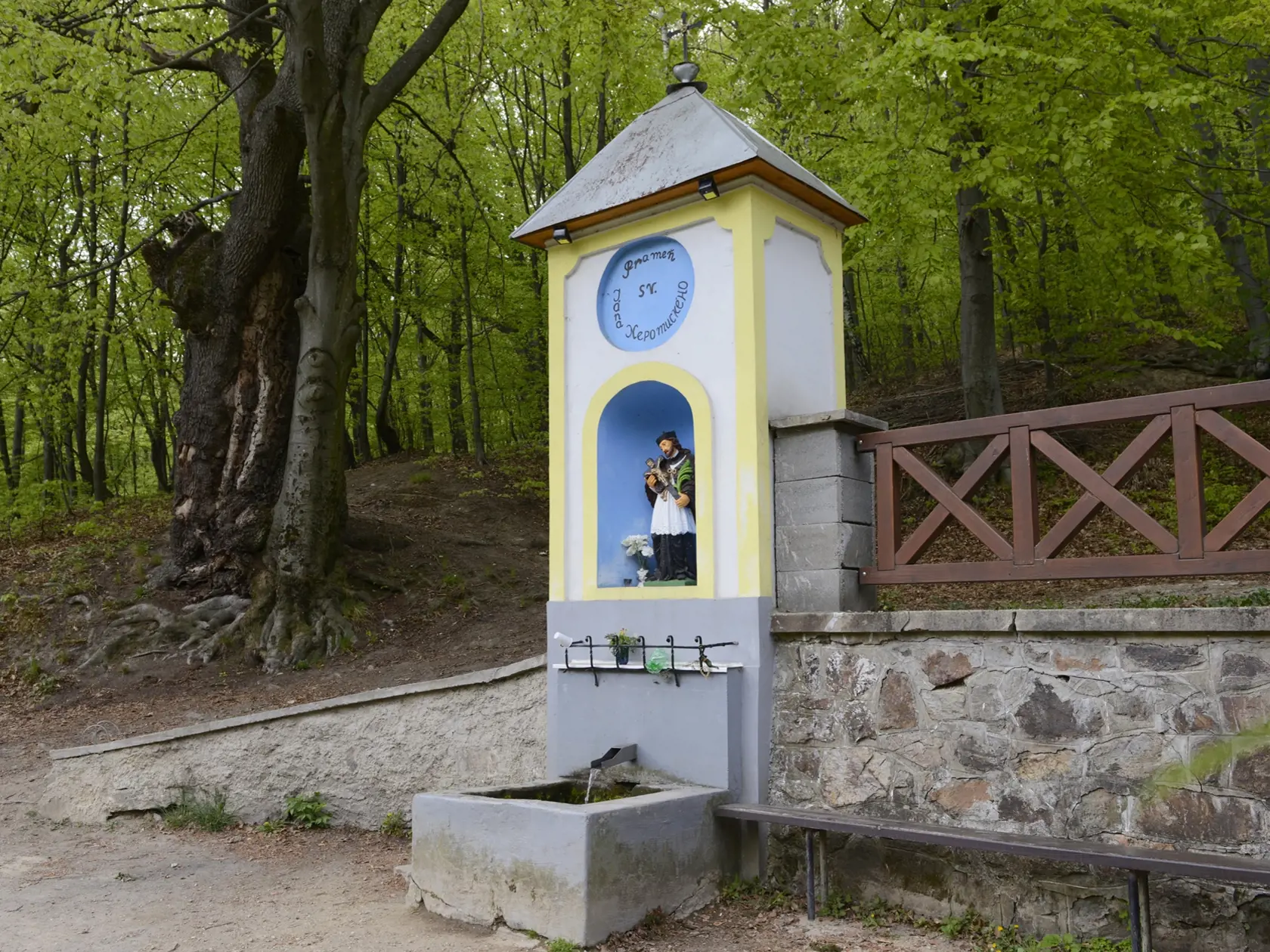 Pútnické miesto s kostolom sv. Anny sa nachádza cca 3 km nad obcou Rudník na Kobylej hore pri Košiciach. Už v 17. storočí na mieste kostola stála drevená kaplnka. Súčasný murovaný kostol bol postavený v roku 1750. V júli na Annu, prípadne počas blízkych víkendových dní, sa tu zvykne konať púť s odpustovou slávnosťou sv. Anny a sv. Joachima. Púte sa tu konali už začiatkom 18. storočia. Na tomto mieste sa v minulosti zastavovali baníci z Rudníka a obce Poproč počas cesty do práce v baniach obce Zl