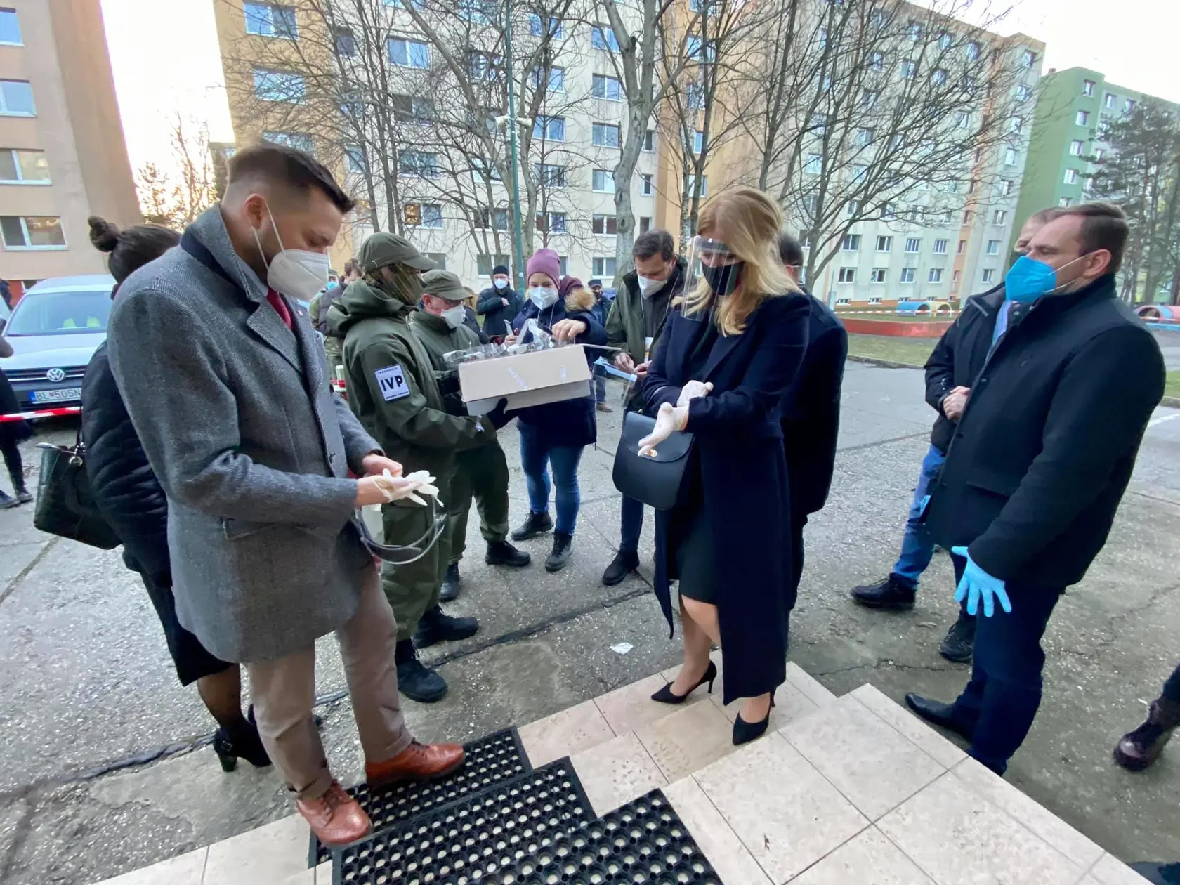 Pred náročným víkendom prišla prezidentka Zuzana Čaputová na jedno z odberných miest podporiť ľudí, ktorí testovanie proti koronavírusu zabezpečujú.