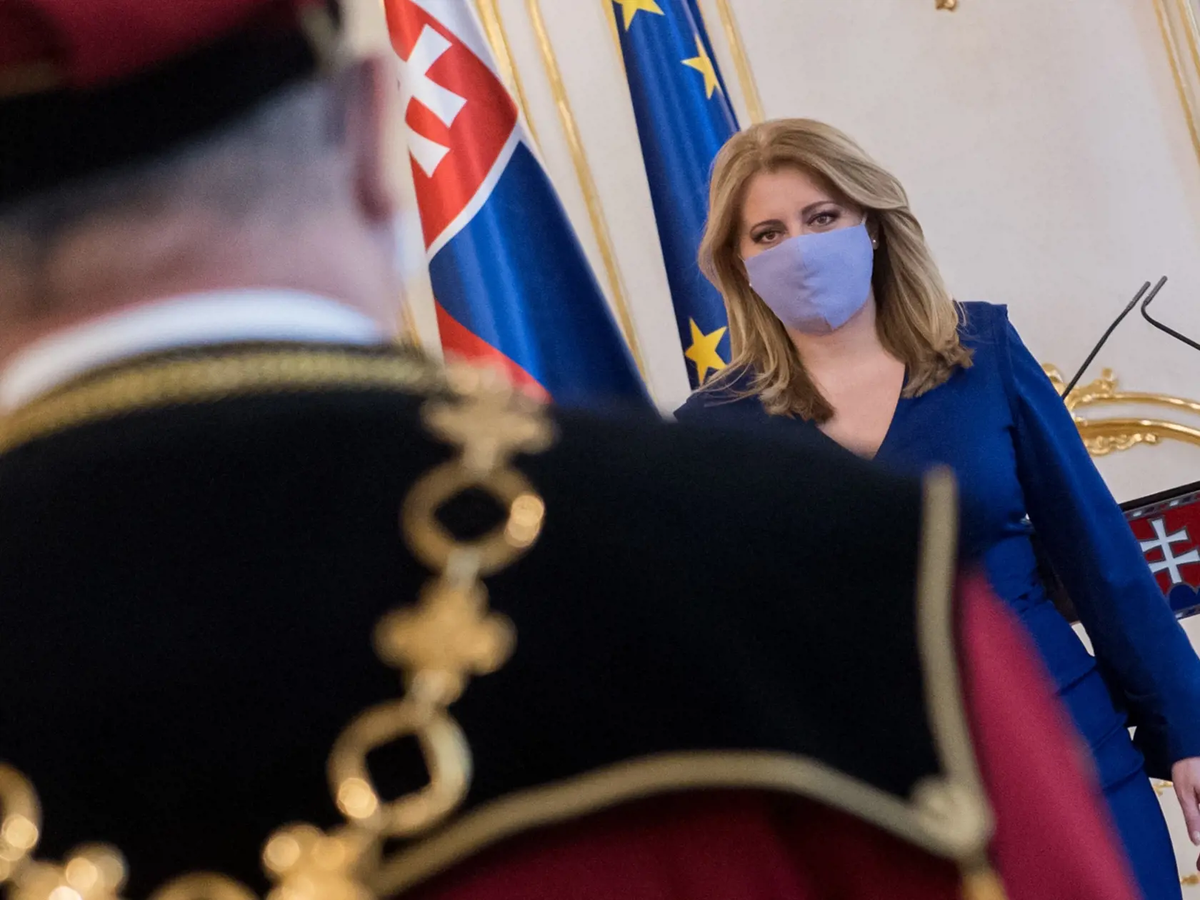 Na snímke prezidentka SR Zuzana Čaputová, ktorá vymenovala dvoch rektorov vysokých škôl Györgyho Juhásza do funkcie rektora Univerzity J. Selyeho v Komárne a Jozefa Habánika do funkcie rektora Trenčianskej univerzity Alexandra Dubčeka v Trenčíne v Prezidentskom paláci v Bratislave v utorok  26. januára 2021. FOTO TASR - Martin Baumann