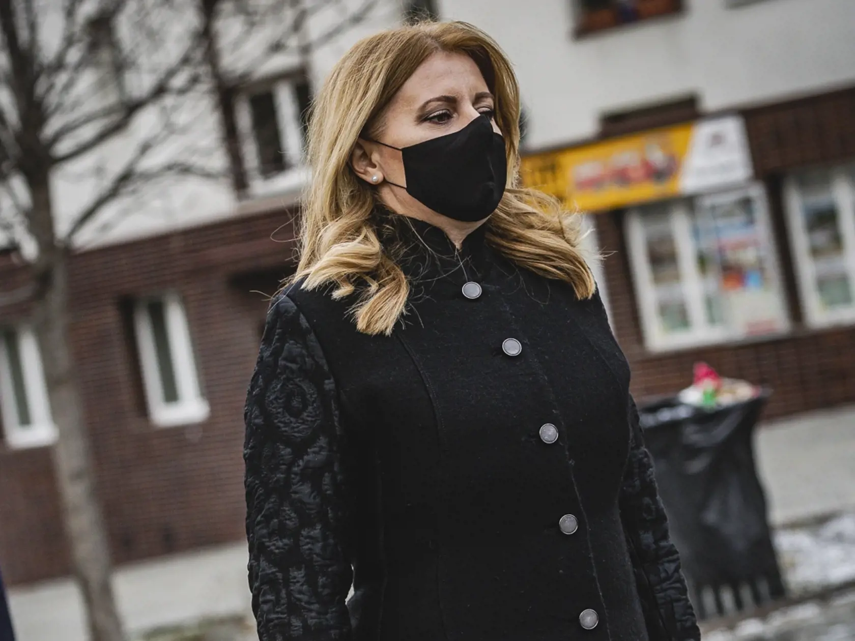 Prezidentka Zuzana Čaputová si pri príležitosti medzinárodného dňa uctila pamiatku obetí holokaustu pri pamätníku na Rybnom námestí v Bratislave. 