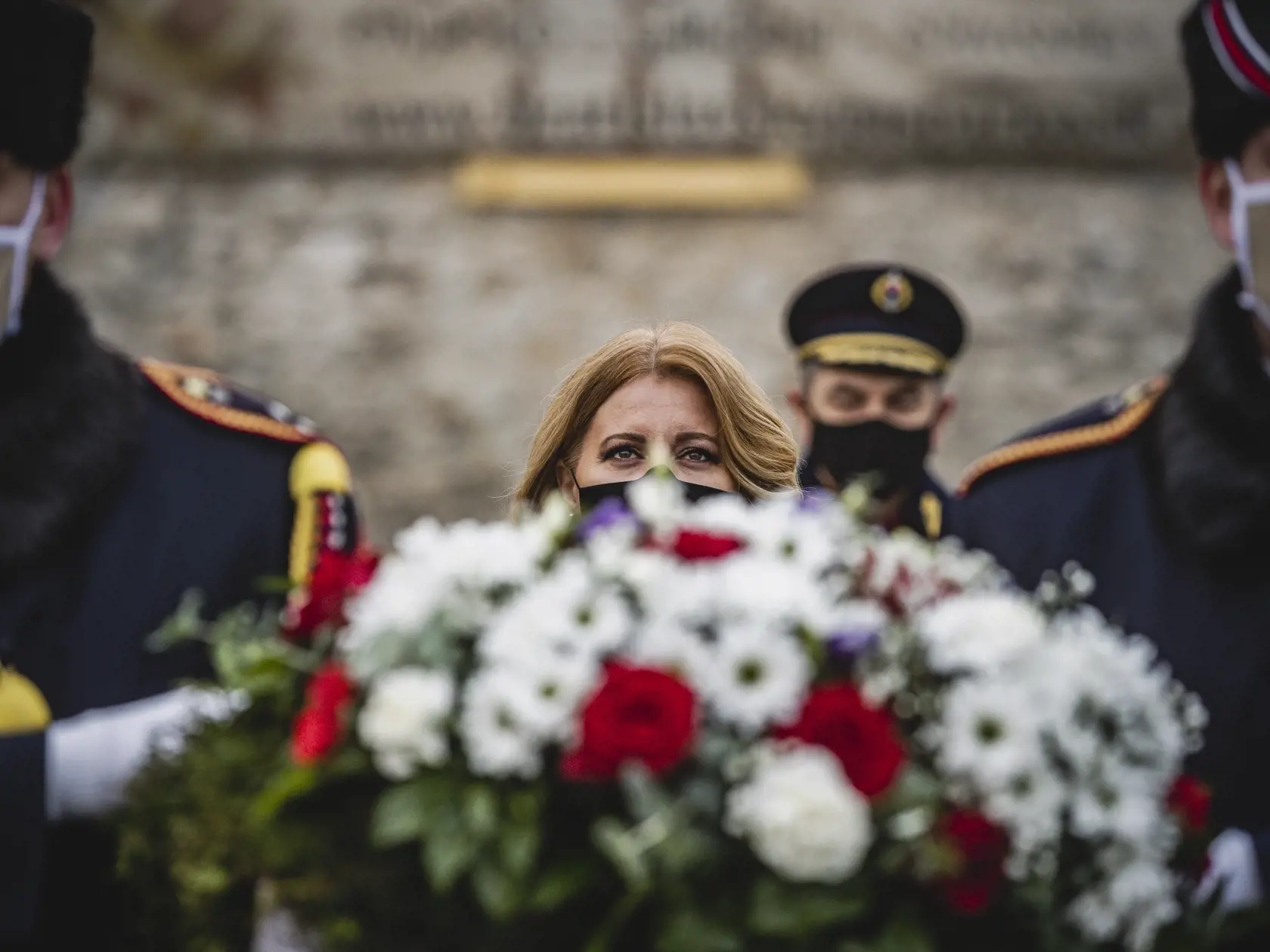 Prezidentka Zuzana Čaputová si pri príležitosti medzinárodného dňa uctila pamiatku obetí holokaustu pri pamätníku na Rybnom námestí v Bratislave. 