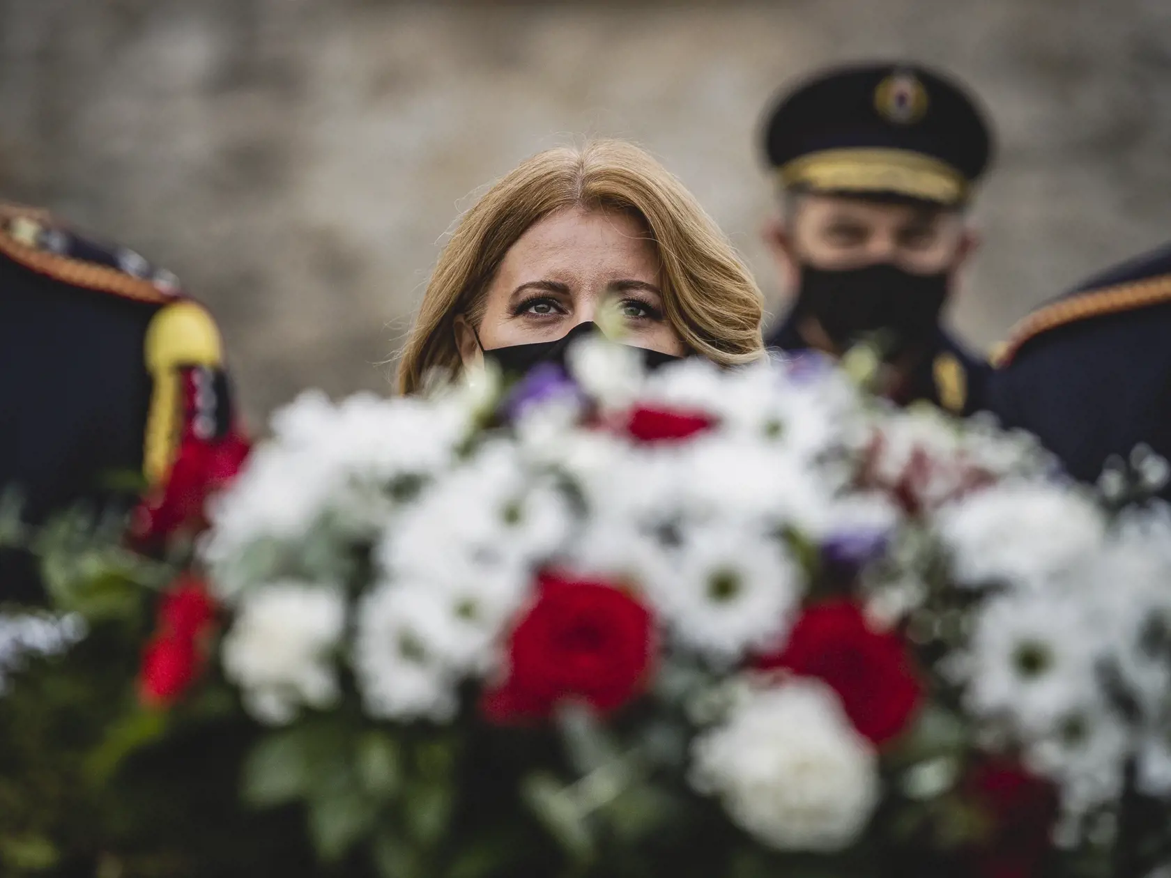 Prezidentka Zuzana Čaputová si pri príležitosti medzinárodného dňa uctila pamiatku obetí holokaustu pri pamätníku na Rybnom námestí v Bratislave. 