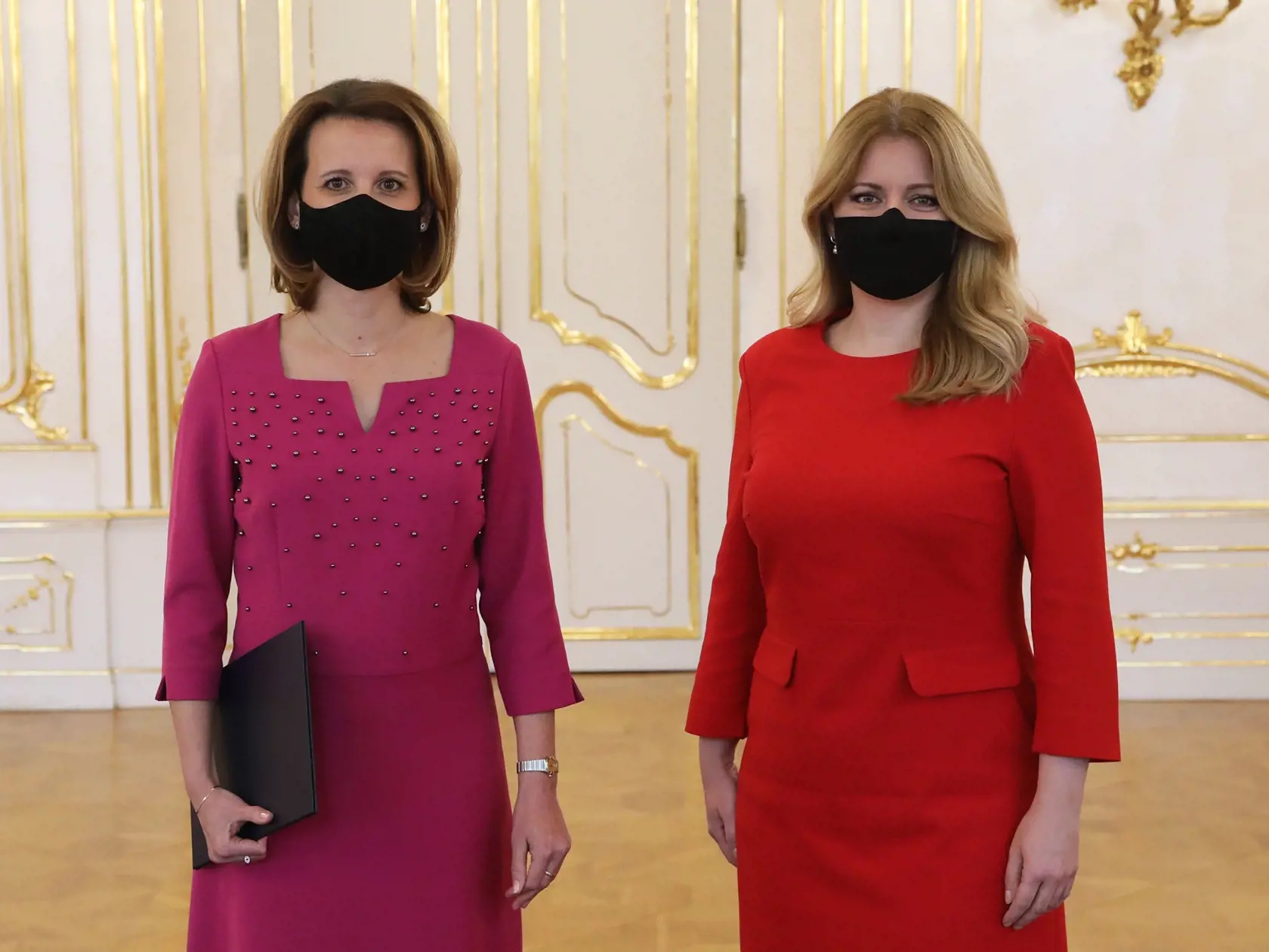 Prezidentka SR Zuzana Čaputová (vpravo) v utorok odovzdala poverovacie listiny novej veľvyslankyni SR. Petra Vargová (vľavo) bude pôsobiť ako vedúca Stáleho zastúpenia SR pri Európskej únii so sídlom v Bruseli. TASR o tom informoval hovorca prezidentky Martin Strižinec. V Bratislave 12. januára 2021. FOTO TASR - Kancelária prezidenta SR