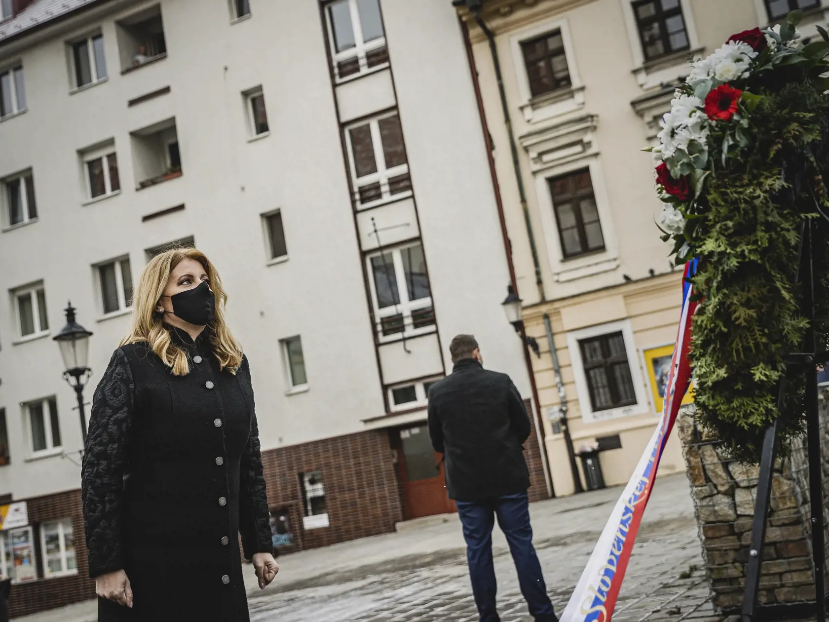 Prezidentka Zuzana Čaputová si pri príležitosti medzinárodného dňa uctila pamiatku obetí holokaustu pri pamätníku na Rybnom námestí v Bratislave. 