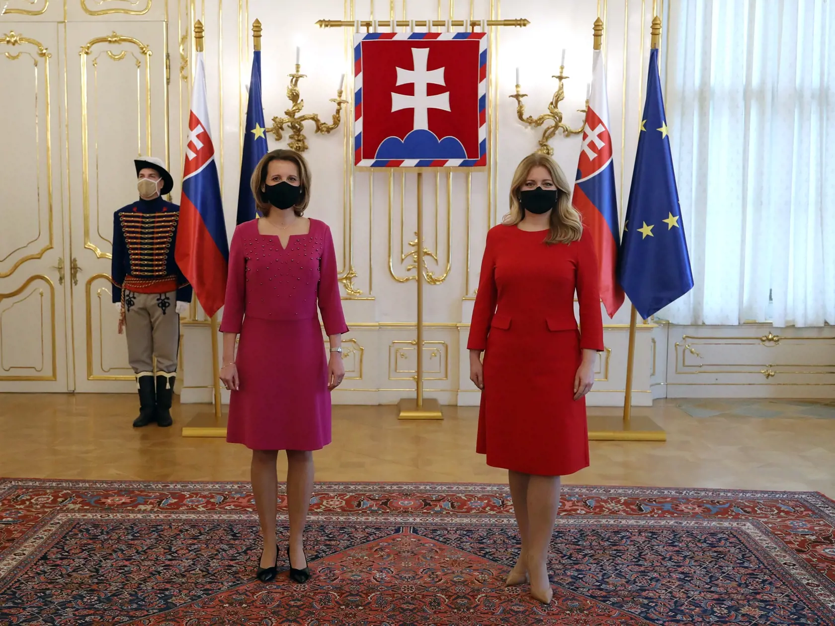 Prezidentka SR Zuzana Čaputová (vpravo) v utorok odovzdala poverovacie listiny novej veľvyslankyni SR. Petra Vargová (vľavo) bude pôsobiť ako vedúca Stáleho zastúpenia SR pri Európskej únii so sídlom v Bruseli. TASR o tom informoval hovorca prezidentky Martin Strižinec. V Bratislave 12. januára 2021. FOTO TASR - Kancelária prezidenta SR