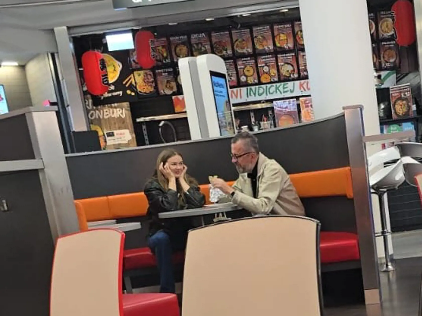 Exkluzívne zábery exministra Martina Glváča s misskou Annou Amenovou. Párik si užil spoločné chvíle v nákupnom centre, kde si obzerali obchody a najedli sa.