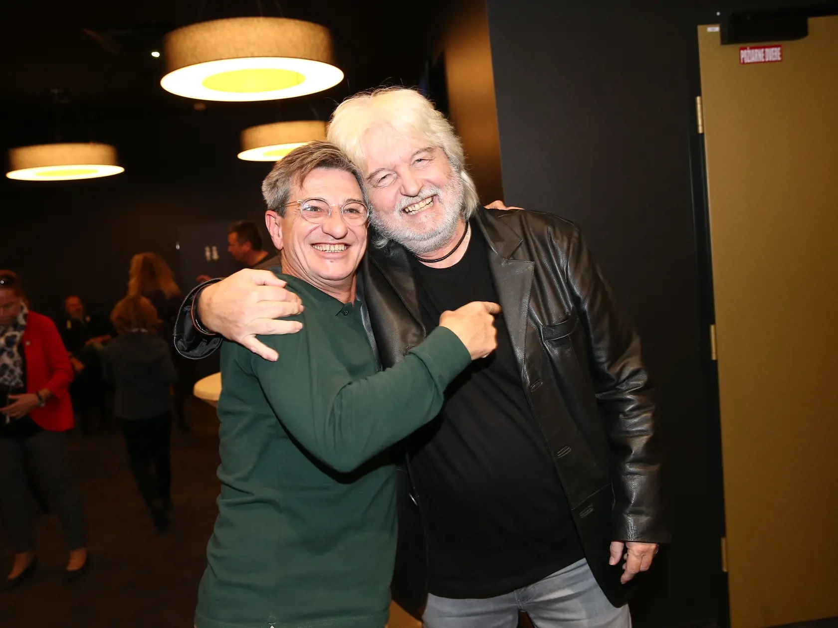 Premiéra Česko-Slovenskej rozprávky "Keď draka bolí hlava" v jednom z bratislavských kinosál za účasti hercov. Na snímke Dušan Rapoš a Miroslav Noga.