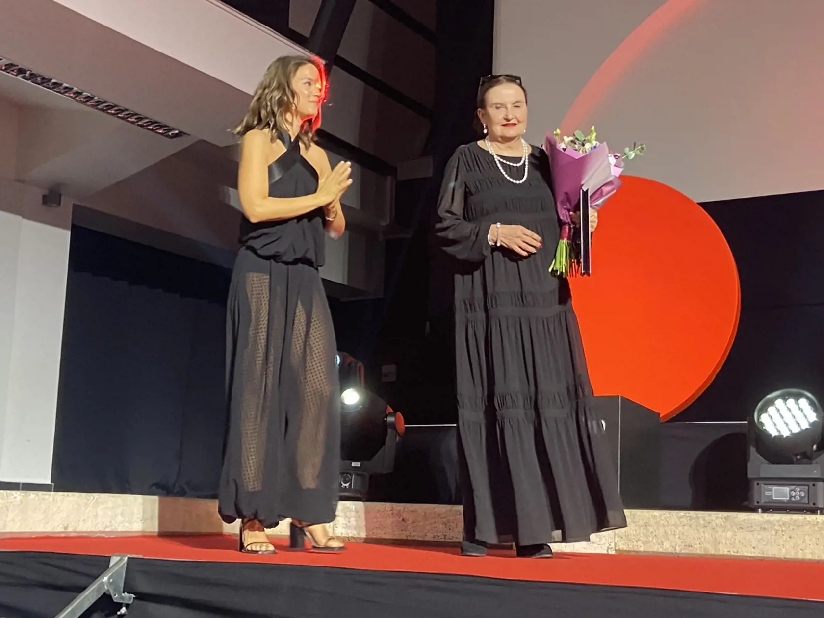 Svarinská a Holubová sa zvítali na pódiu ako úprimné kamarátky. Obidve v čiernych outfitoch.