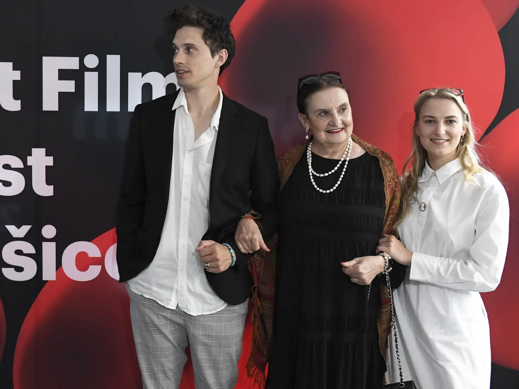 Na snímke zľava Matej Paprčiak, herečka Eva Holubová a dcéra Karolína Holubová pózujú počas záverečného ceremoniálu v Kunsthalle v Košiciach.