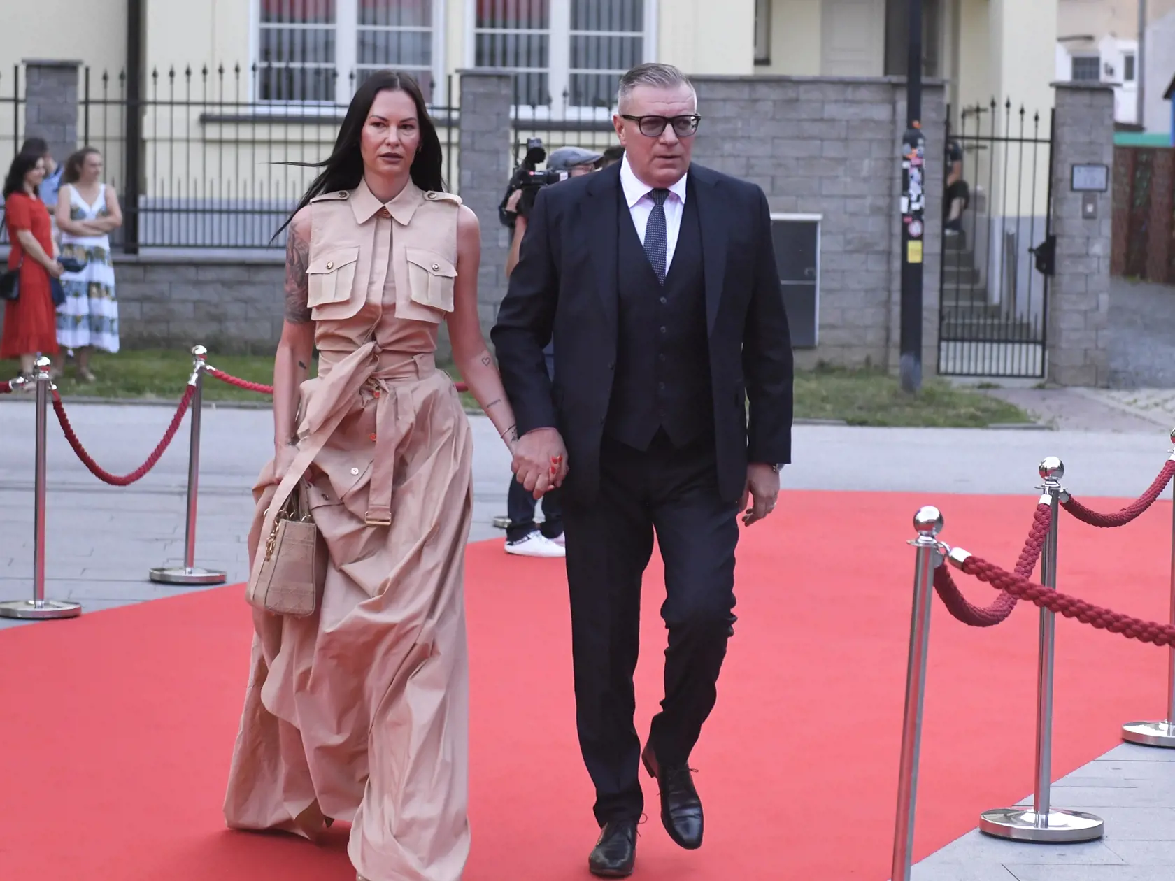 Producent festivalu Ján Kováčik prichádza s partnerkou na záverečný ceremoniál v Kunsthalle v Košiciach.