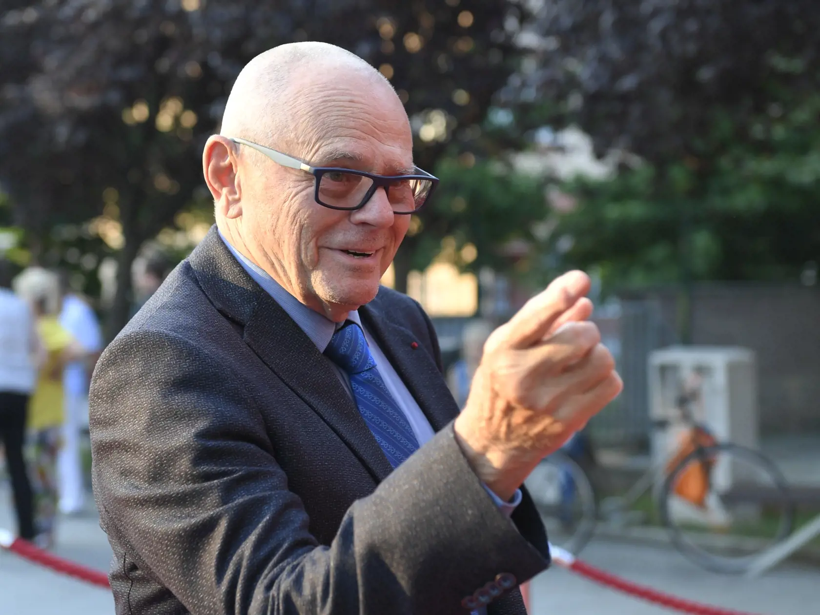 Herec Milan Kňažko prichádza na záverečný ceremoniál AFF v dobrej nálade.