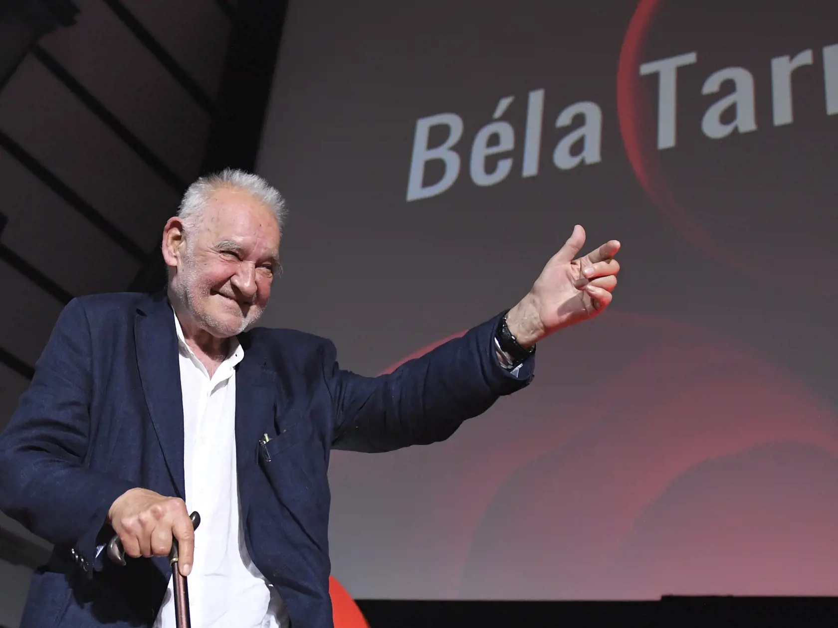 Maďarský filmár Béla Tarr si prevzal cenu Zlatá kamera Art Film Festu počas záverečného ceremoniálu v Kunsthalle v Košiciach 22. júna 2023.