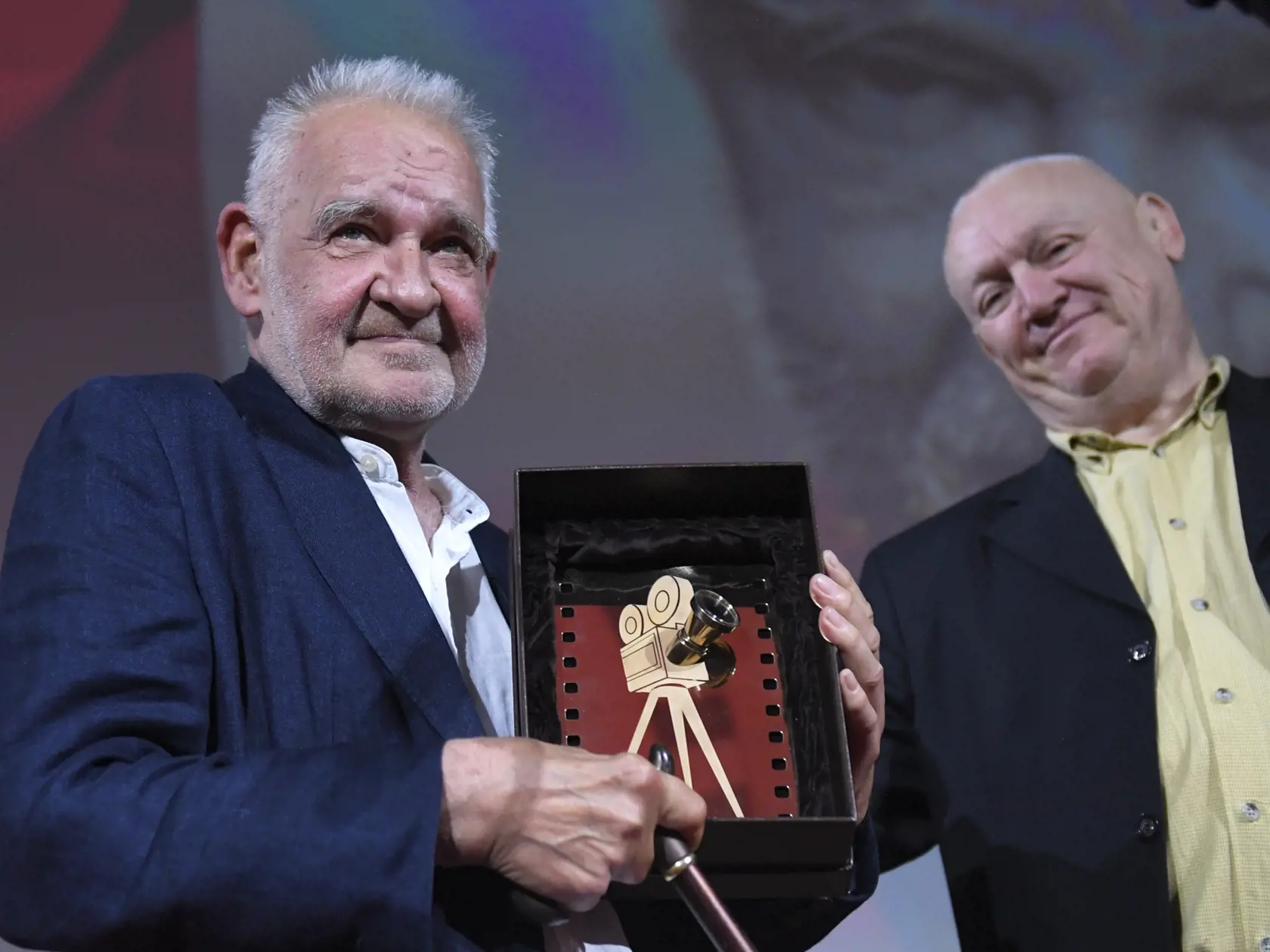 Maďarský filmár Béla Tarr (vľavo) si prevzal cenu Zlatá kamera Art Film Festu z rúk herca Mihályho Kormosa,  s ktorým často spolupracuje.