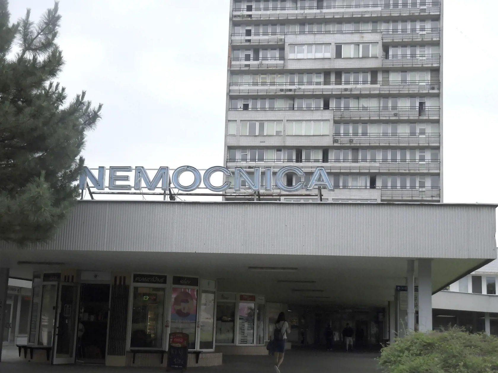 V Univerzitnej nemocnici Bratislava leží 66 pacientov s covidom, z toho 7 na ventilácii. Od štvrtka odkladajú plánované operácie.