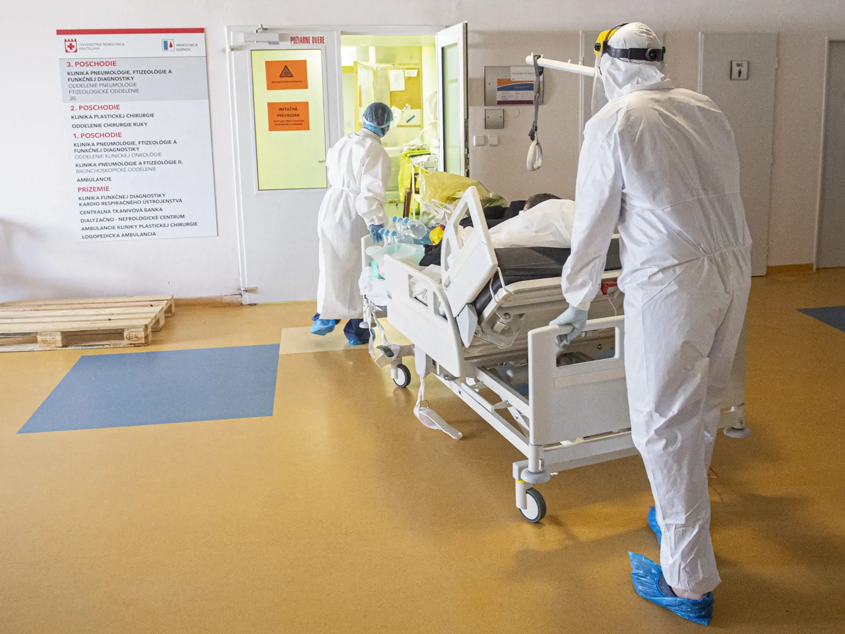 Nemocnice hromadne ohlasujú presun lekárov a sestier na covidové oddelenia, čo zákonite znamená odklad iných výkonov či operácií.