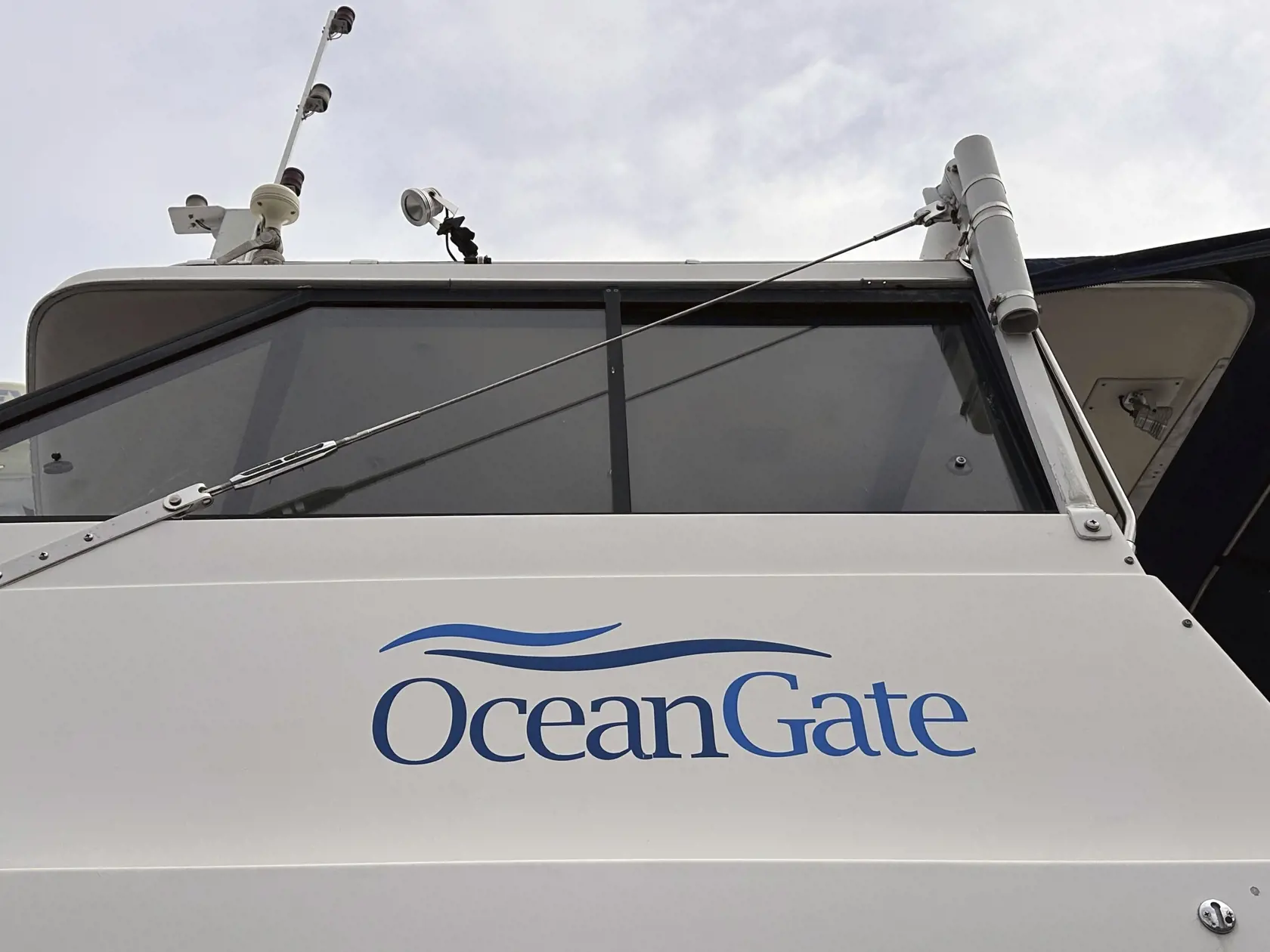 WA 34 Everett - Na snímke logo spoločnosti  OceanGate sa nachádza na lzaparkovanom člne v americkom meste Everett. Experti už v roku 2018 spoločnosť OceanGate upozorňovali na možné nebezpečenstvo počas podmorských misií jej miniponorky Titan. Od nedele 18. júna 2023  je ponorka spolu s piatimi ľuďmi na palube nezvestná v severnej časti Atlantického oceánu. FOTO TASR/AP  

The logo for OceanGate Expeditions is seen on a boat parked near the offices of the company at a marine industrial warehouse 