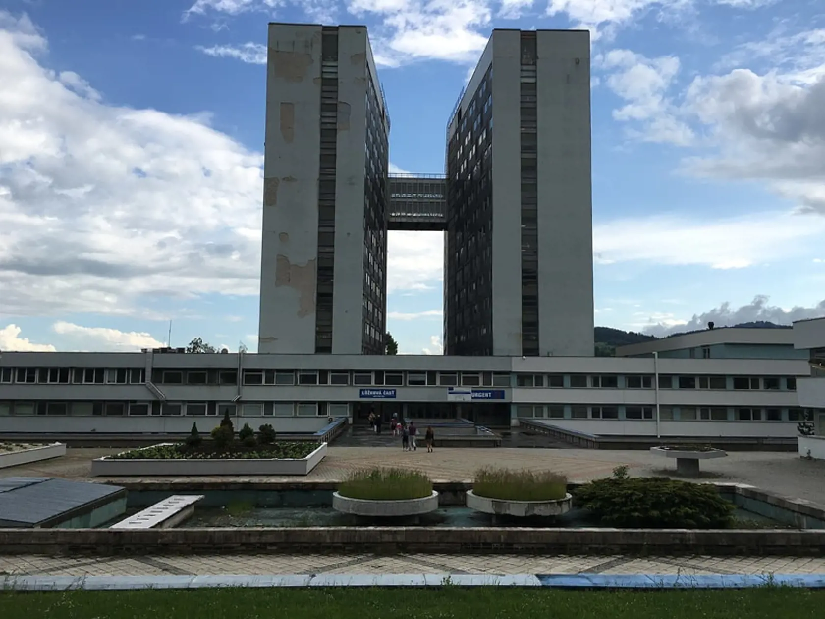 V Rooseveltovej nemocnici v Banskej Bystrici pre nedostatok lekárov zavreli aj vakcinačné centrum. Nemocnica tvrdí, že im pribudlo kriticky chorých. Leží tu 30 covid pacientov, z toho 5 je na ventilácii.