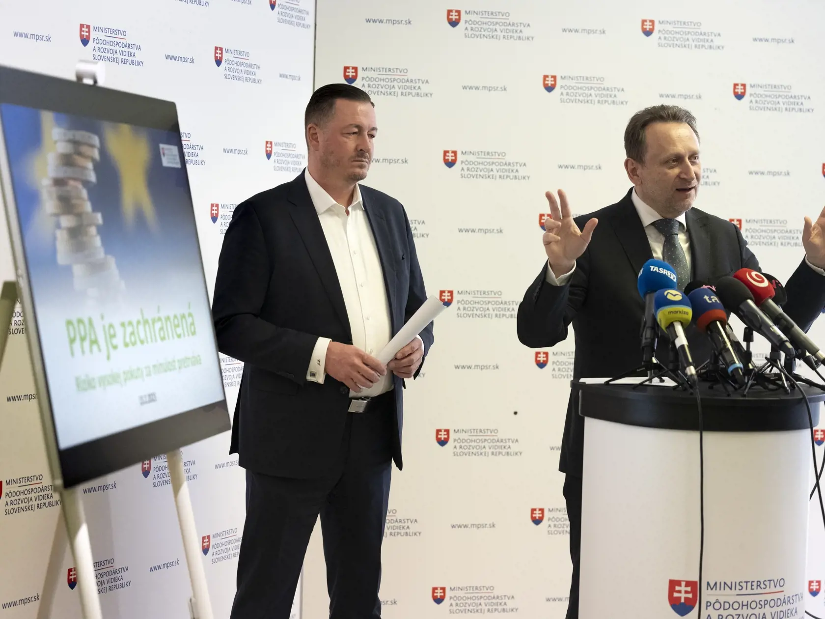 Na snímke vpravo dočasne poverený minister pôdohospodárstva a rozvoja vidieka SR SAMUEL VLČAN a vľavo generálny riaditeľ Pôdohospodárskej platobnej agentúry JOZEF KISS počas tlačovej konferencie.