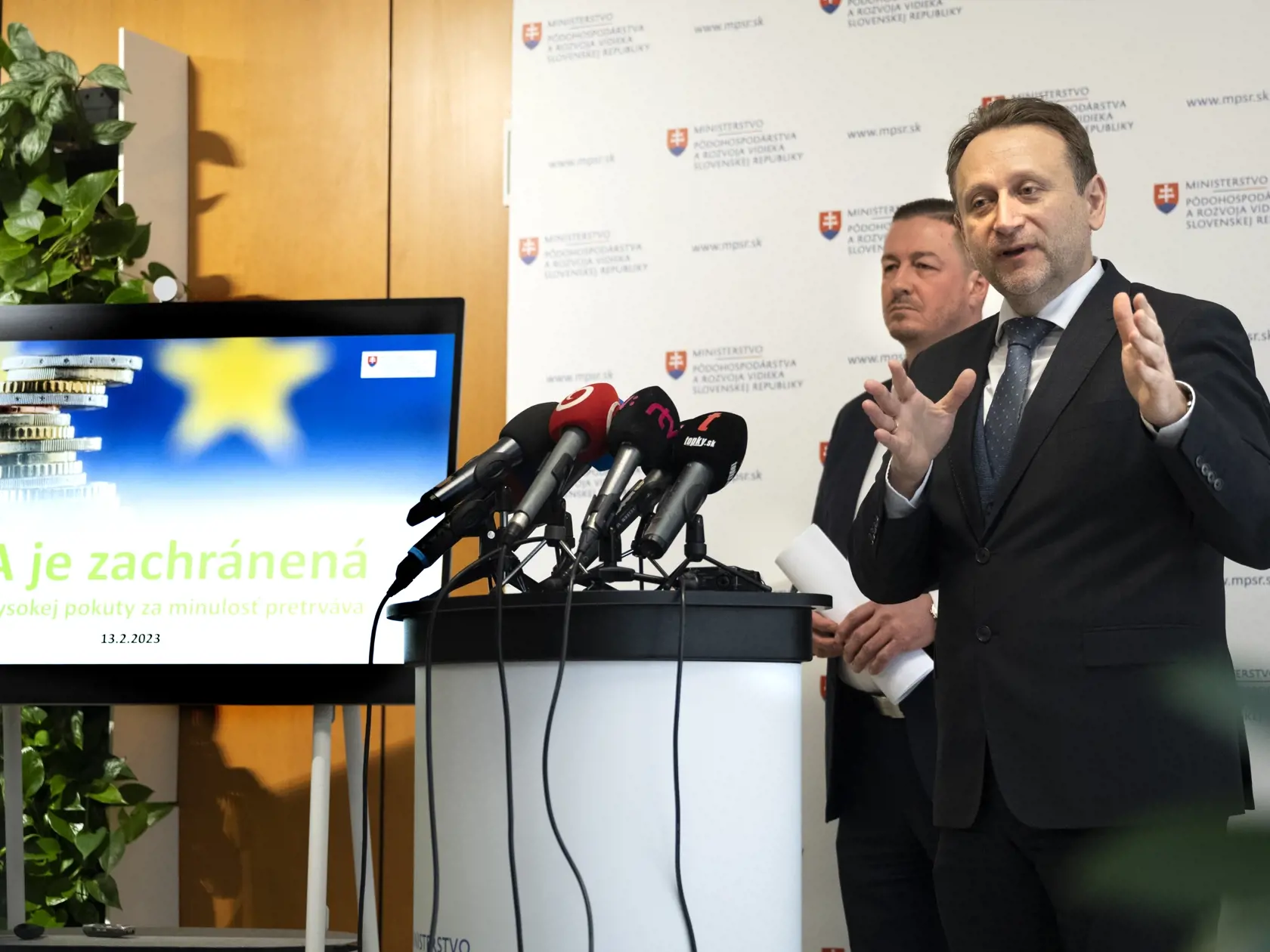 Na snímke vpravo dočasne poverený minister pôdohospodárstva a rozvoja vidieka SR Samuel Vlčan (nominant OĽANO) a vľavo generálny riaditeľ Pôdohospodárskej platobnej agentúry (PPA) Jozef Kiss počas tlačovej konferencie k aktuálnej situácii v agrorezorte. 13. februára 2023 v Bratislave. Pôdohospodárska platobná agentúra (PPA) dostala od medzinárodného audítora hodnotenie bez výhrad. FOTO TASR - Pavel Neubauer