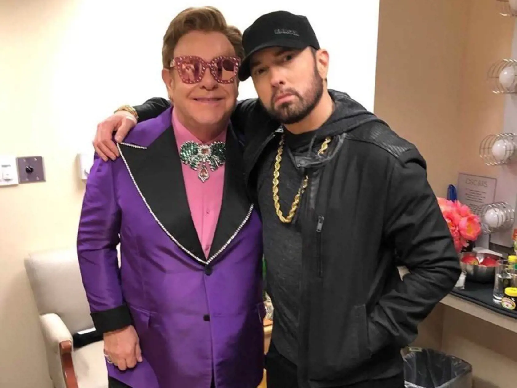 V zákulisí sa Elton zvítal aj s hudobným hosťom Oscarov, reperom Eminemom.