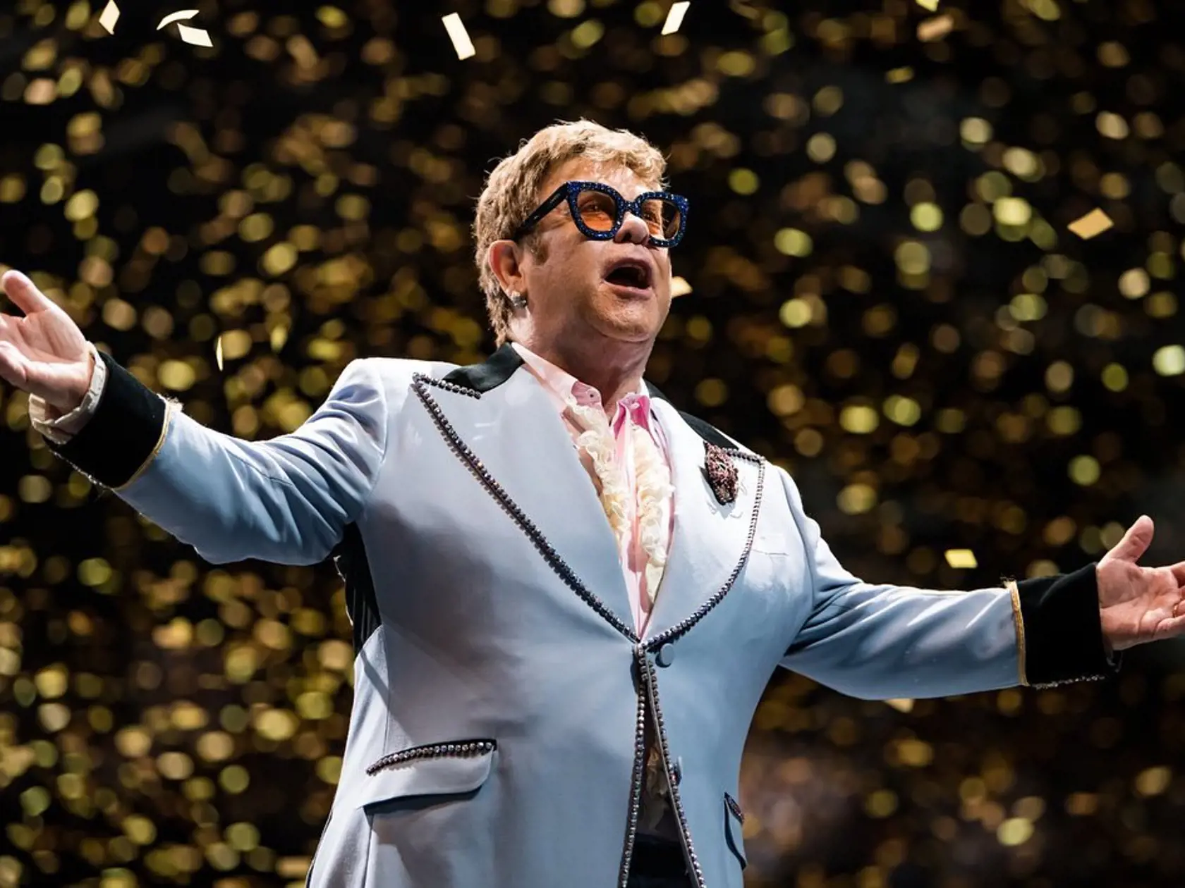 Elton John alias Reginald Kenneth Dwight
No kto by si chcel pamätať takéto dlhé, komplikované meno? Vedel to i Sir Elton John a tak svoje umelecké meno vytvoril skombinovaním dvoch slávnych mien – saxofonistu Elton Deana a Long John Baldryho.    
