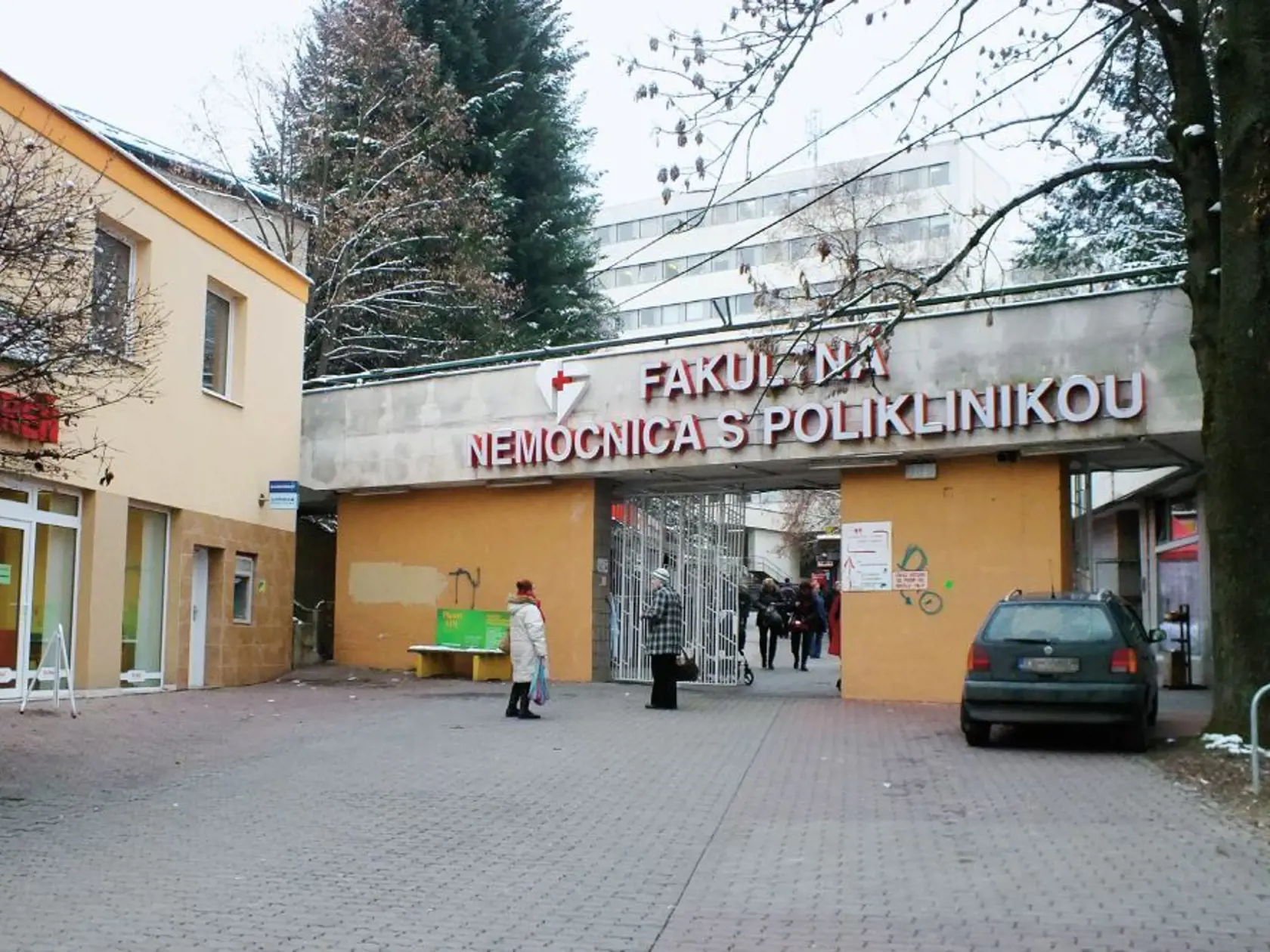 Žilinská fakultná nemocnica znížila počet plánovaných výkonov na polovicu. Pacientov, ktorým odložia zákrok, kontaktujú. Leží tu 39 covid pacientov, z toho 9 na ventilácii.