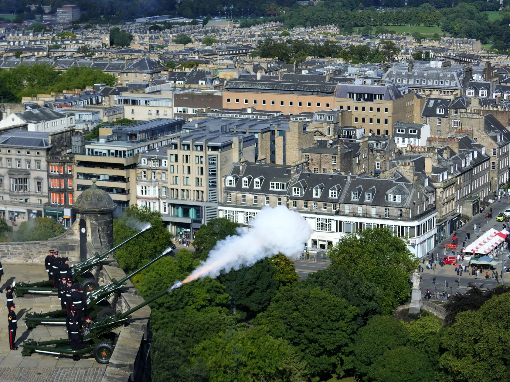 Na snímke členovia kráľovského delostrelectva pália salvy z Edinburského hradu pri príležitosti vyhlásenia Charlesa III. za nového britského kráľa v britskom Edinburghu 10. septembra 2022.