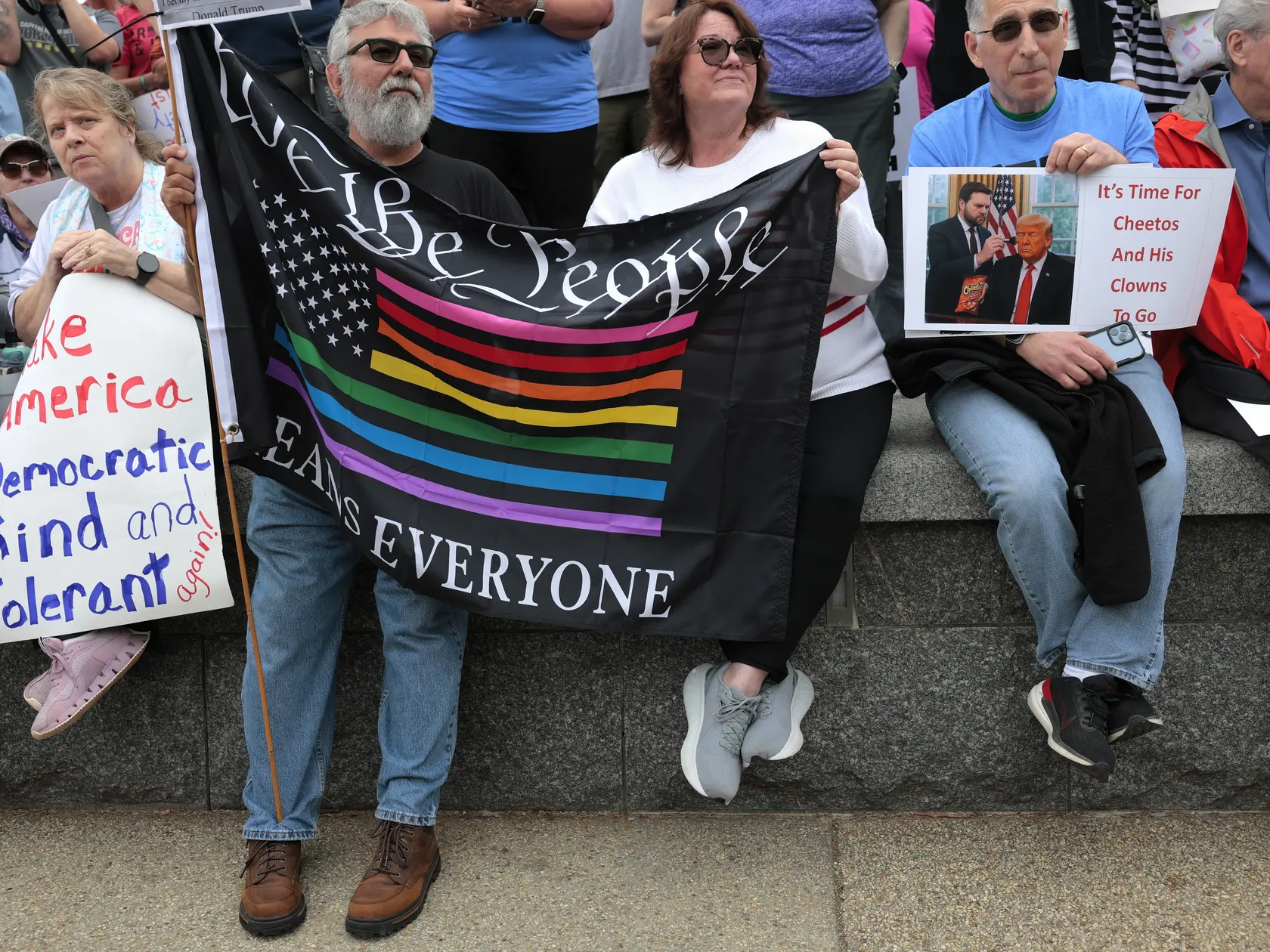  Protestujúci sa zúčastňujú na zhromaždení „Ruky preč“, ktoré je demonštráciou proti americkému prezidentovi Donaldovi Trumpovi na National Mall 5. apríla 2025 vo Washingtone. Protesty proti politike Trumpovej administratívy a Ministerstva pre efektívnosť vlády (DOGE) Elona Muska sa konajú po celej krajine v rámci akcie, ktorú organizátori nazývajú Národný deň akcie.