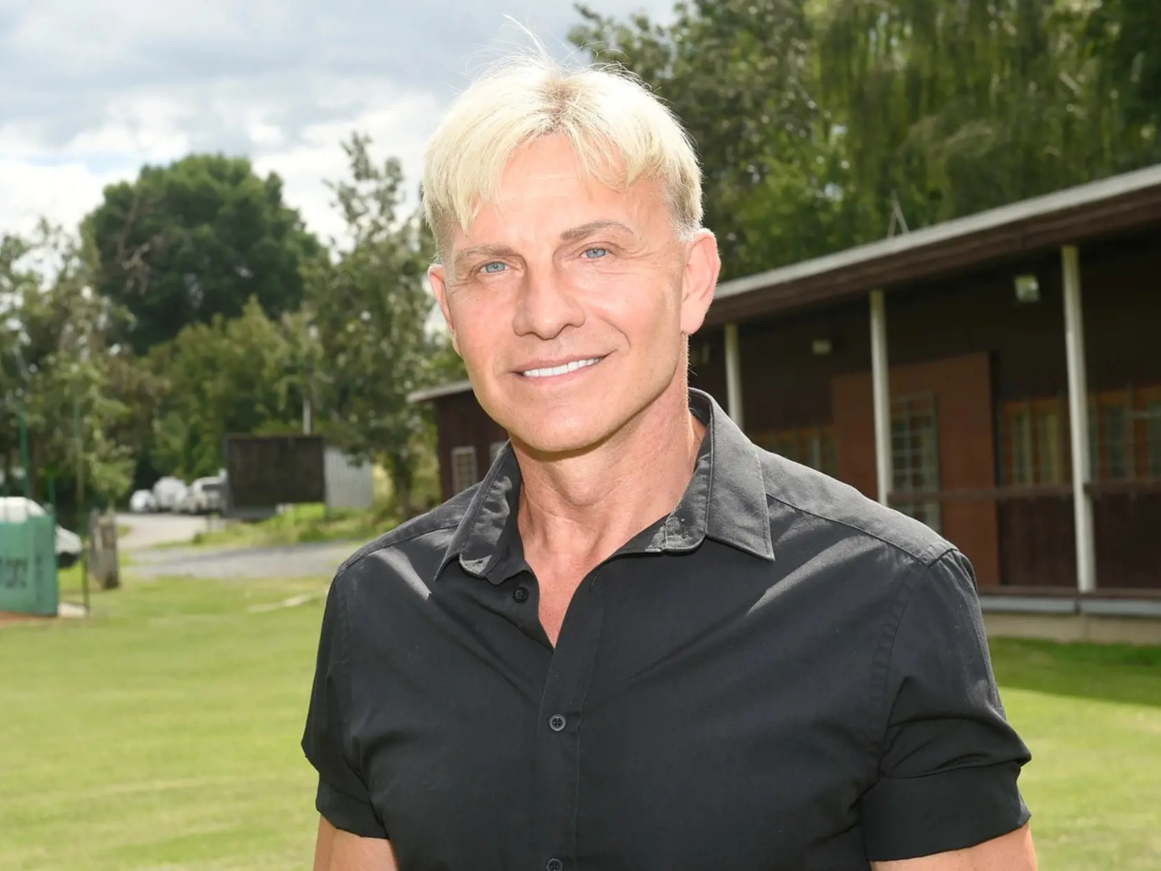 Martin Maxa predviedol nový imidž. Nielen namaľované obočie ale aj vybielené zuby.