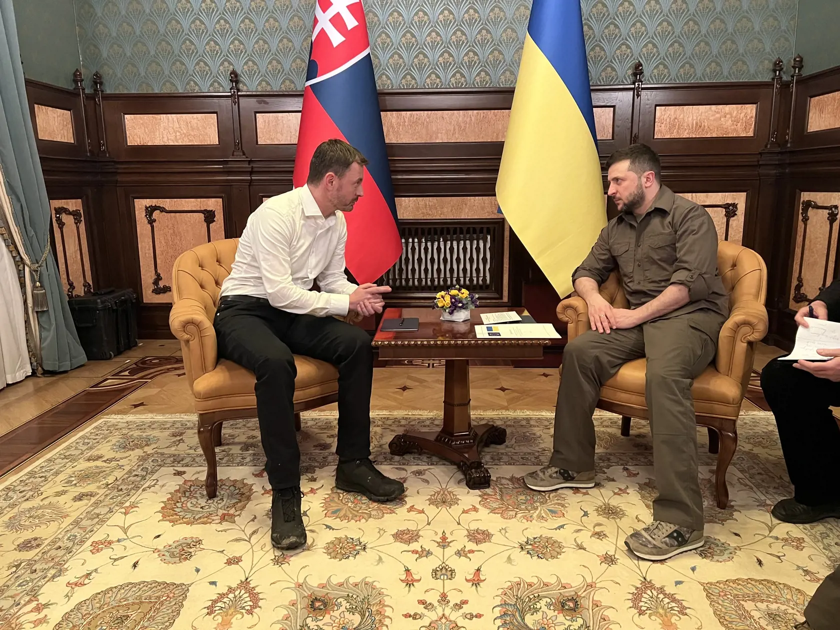 Slovenský premiér Eduard Heger (vľavo) a ukrajinský prezident Volodymyr Zelenskyj (vpravo) počas stretnutia v Kyjeve v piatok 8. apríla 2022.