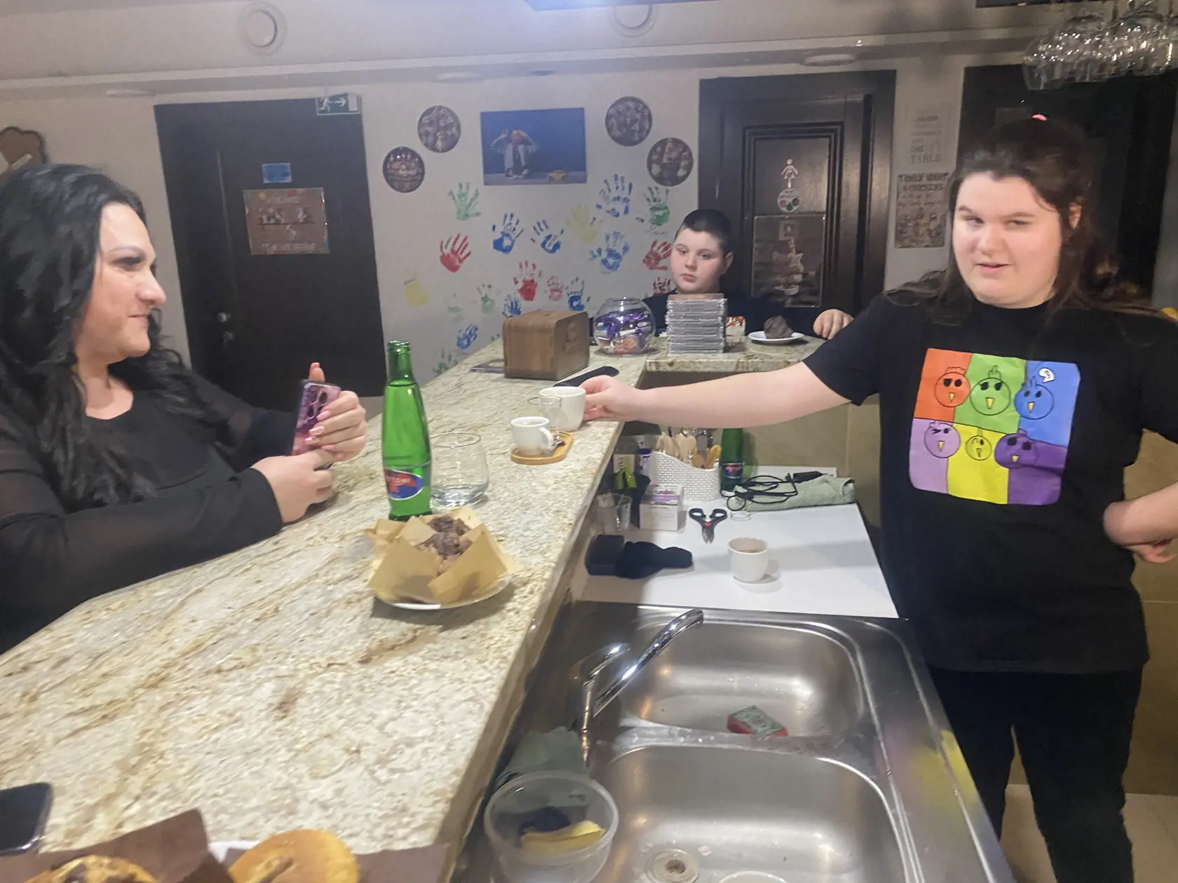 Manželia Nina a Štefan Džačovskí vytvorili pre dcéru Lauru (14) kaviareň. Nielen preto, aby sa mohla realizovať v pečení koláčikov, ale aby sa tam mohla stretávať s rovnako postihnutými aj zdravými kamarátmi. Vytvorili tak jedinečný priestor pre autistov a ich rodičov, pre ktorých je multifunkčné zariadenie oázou, kde sa nad nimi nikto nepohoršuje.