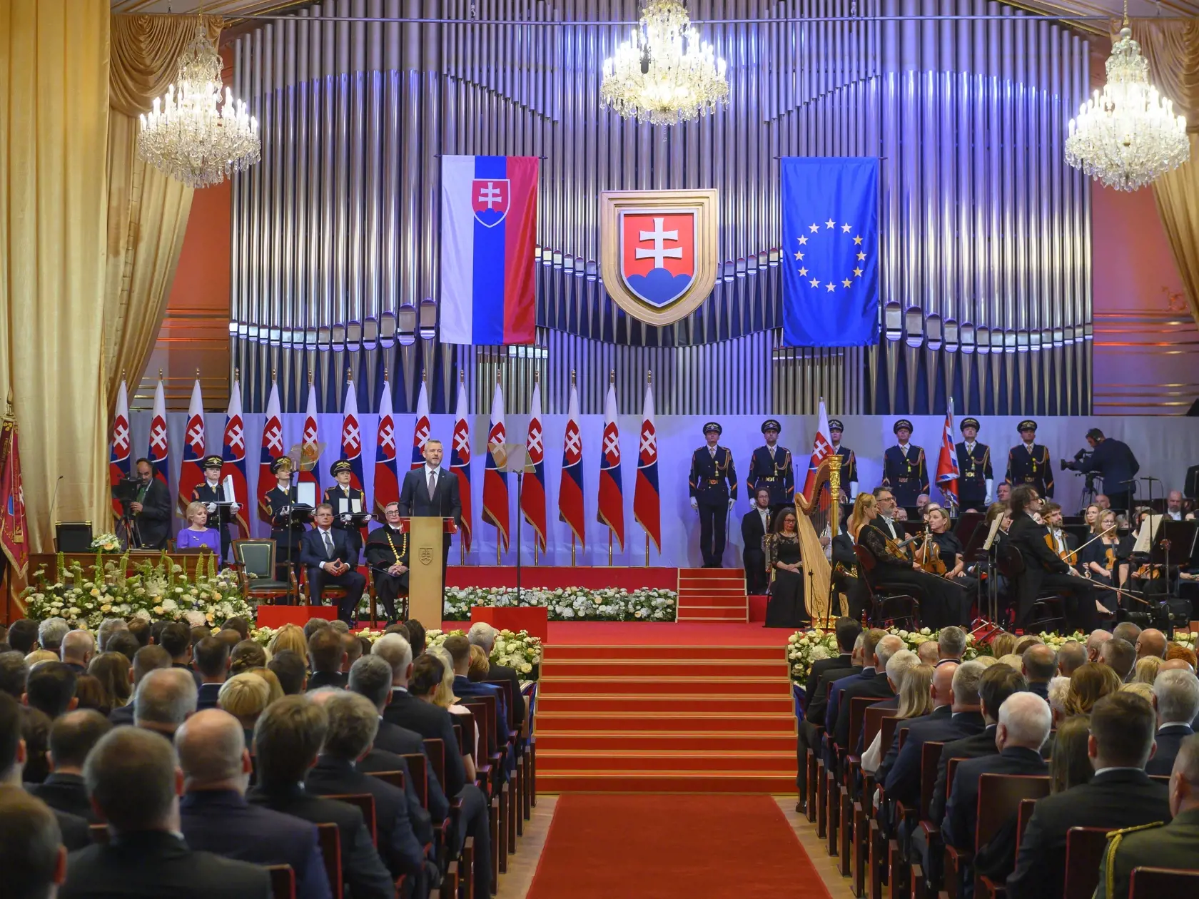 Na snímke prezident SR Peter Pellegrini počas príhovoru po zložení prezidentského sľubu na slávnostnej schôdzi NR SR v budove Slovenskej filharmónie 15. júna 2024 v Bratislave. V pozadí zľava jeho predchodkyňa Zuzana Čaputová, podpredseda Národnej rady SR Peter Žiga (Hlas-SD), ktorý je poverený jej vedením a predseda Ústavného súdu SR Ivan Fiačan. FOTO TASR - Michal Svítok	