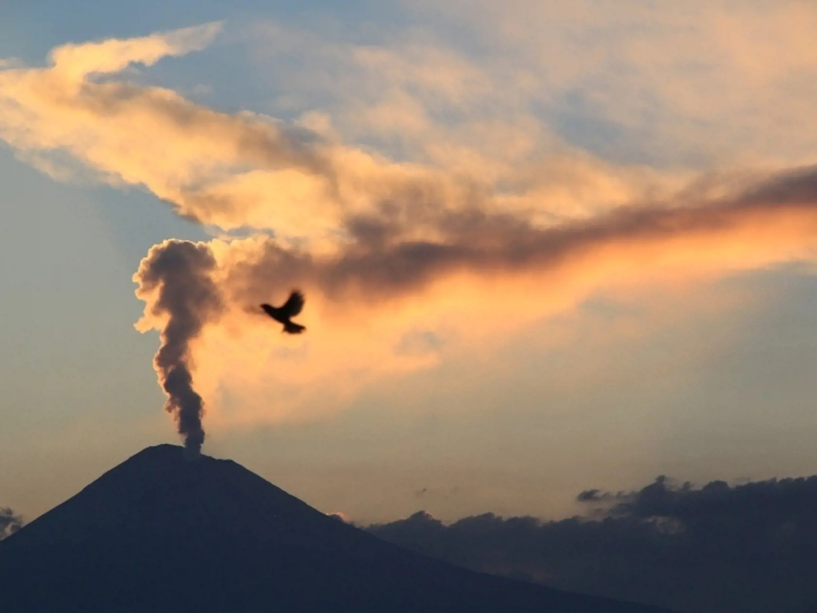 Mexičanov už pár dní straší sopka Popocatepetl.