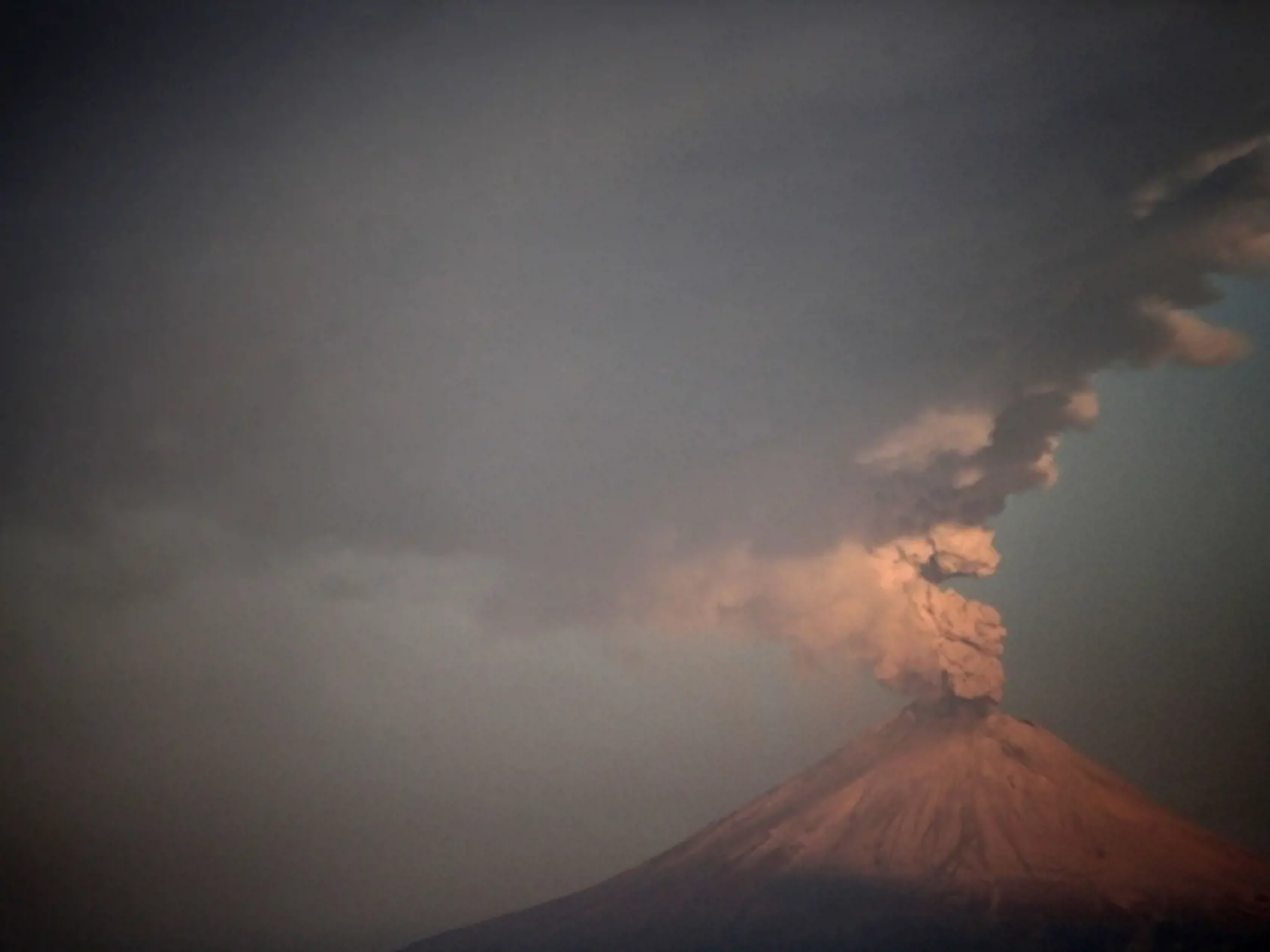 Popocatepetl chrlí skaly vo výške až jedného kilometra.