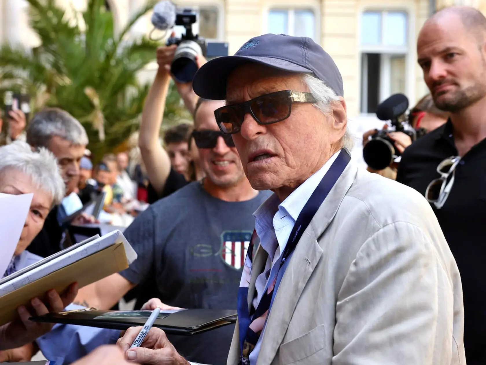 Hviezda Hollywoodu oznámila koniec po takmer 60-ročnej kariére. Douglas (80) fanúšikom potvrdil to, čoho sa už dlhšiu dobu obávali: „Od roku 2022 som nepracoval cielene, pretože som si uvedomil, že musím prestať. Takmer 60 rokov som tvrdo pracoval a nechcel som byť jedným z tých ľudí, ktorí na pľaci padli mŕtvi,“ uviedol podľa denníka Express.co.uk v bolestivom vyhlásení.