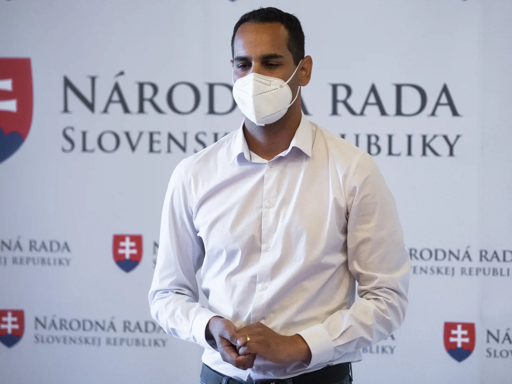 Na snímke poslanec Národnej rady (NR) SR Ján Herák oznámil počas tlačovej konferencie, že sa vzdáva poslaneckého mandátu v Bratislave 9. júna 2021. Herák čelí obvineniu zo zneužívania maloletej osoby. Svojím rozhodnutím chce chrániť svoju rodinu, obvinenia odmieta. FOTO TASR - Jaroslav Novák
