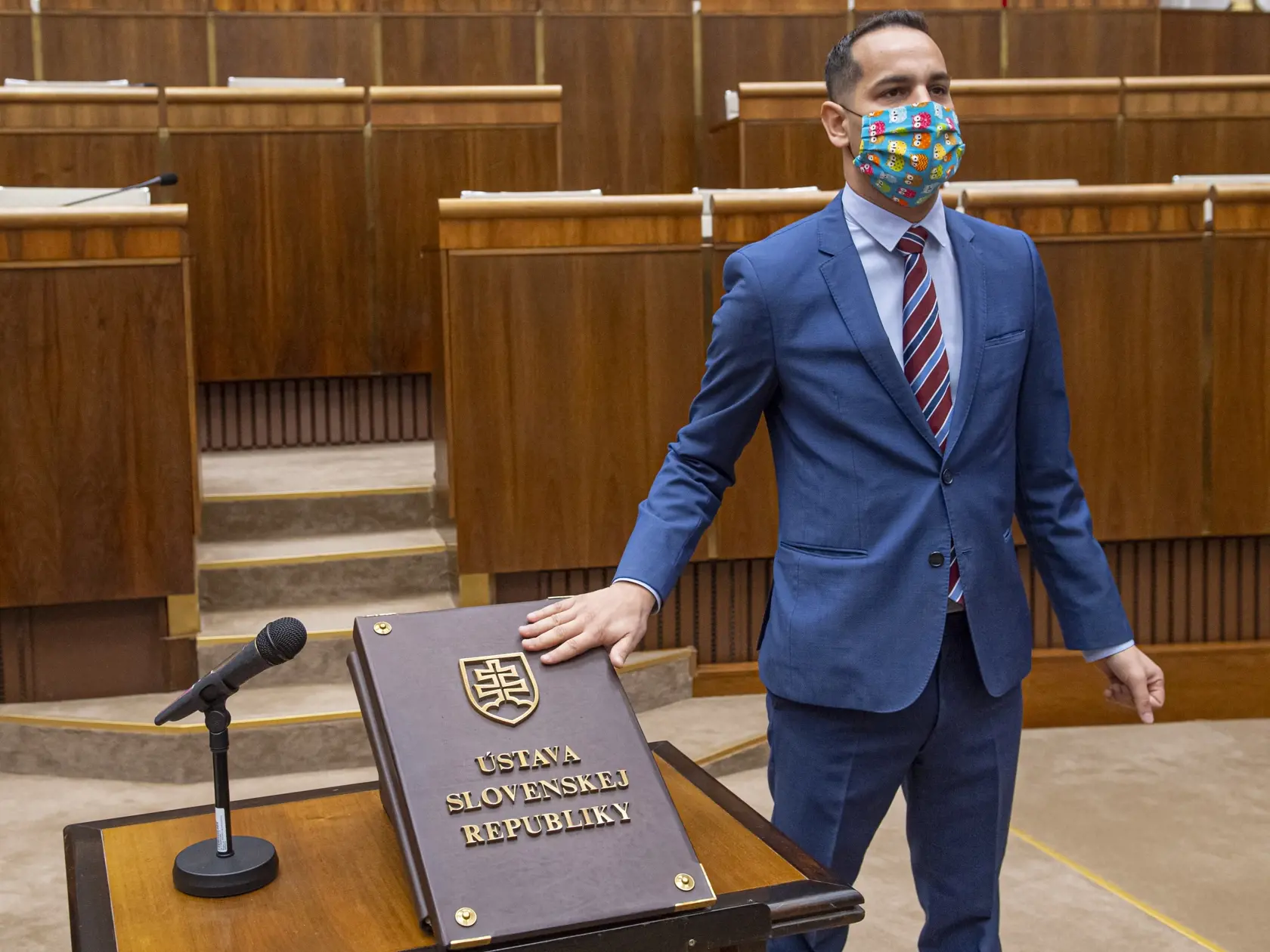 Na snímke Ján Herák (OĽaNO) s ochranným rúškom skladá poslanecký sľub počas ustanovujúcej schôdze Národnej rady Slovenskej republiky (NR SR) VIII. volebného obdobia 20. marca 2020 v Bratislave. FOTO TASR - Michal Svítok 
