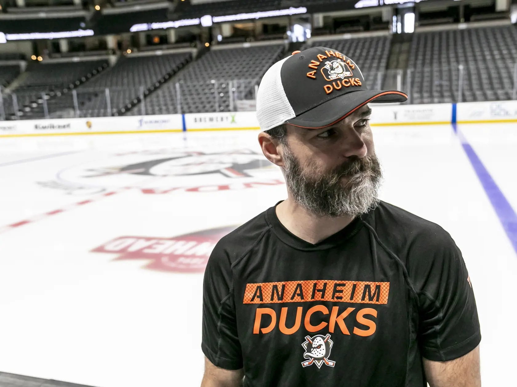 Na snímke bývalý hokejový brankár Perer Budaj pred zápasom hokejového tímu NHL Anaheim Ducks proti Chicago Blackhawks.