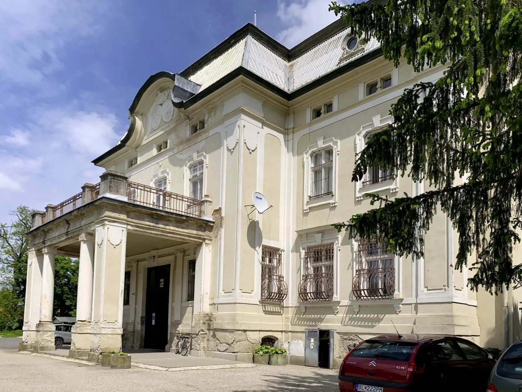 DETSKÝ DOMOV V ŽITAVCIACH
Herák tam vyrastal od troch rokov.
Spomínajú na neho v dobrom.