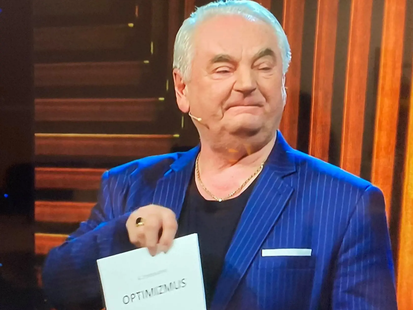Peter Stašák sa rozhodol prestať s farbením vlasov. Fanúšičky ho na sociálnej sieti chvália.