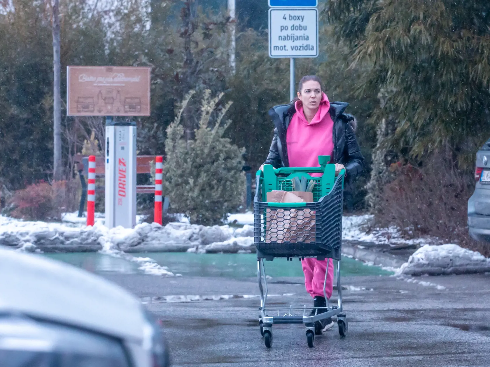 Na snímke je Barbora Richterová počas dňa v uliciach hlavného mesta.