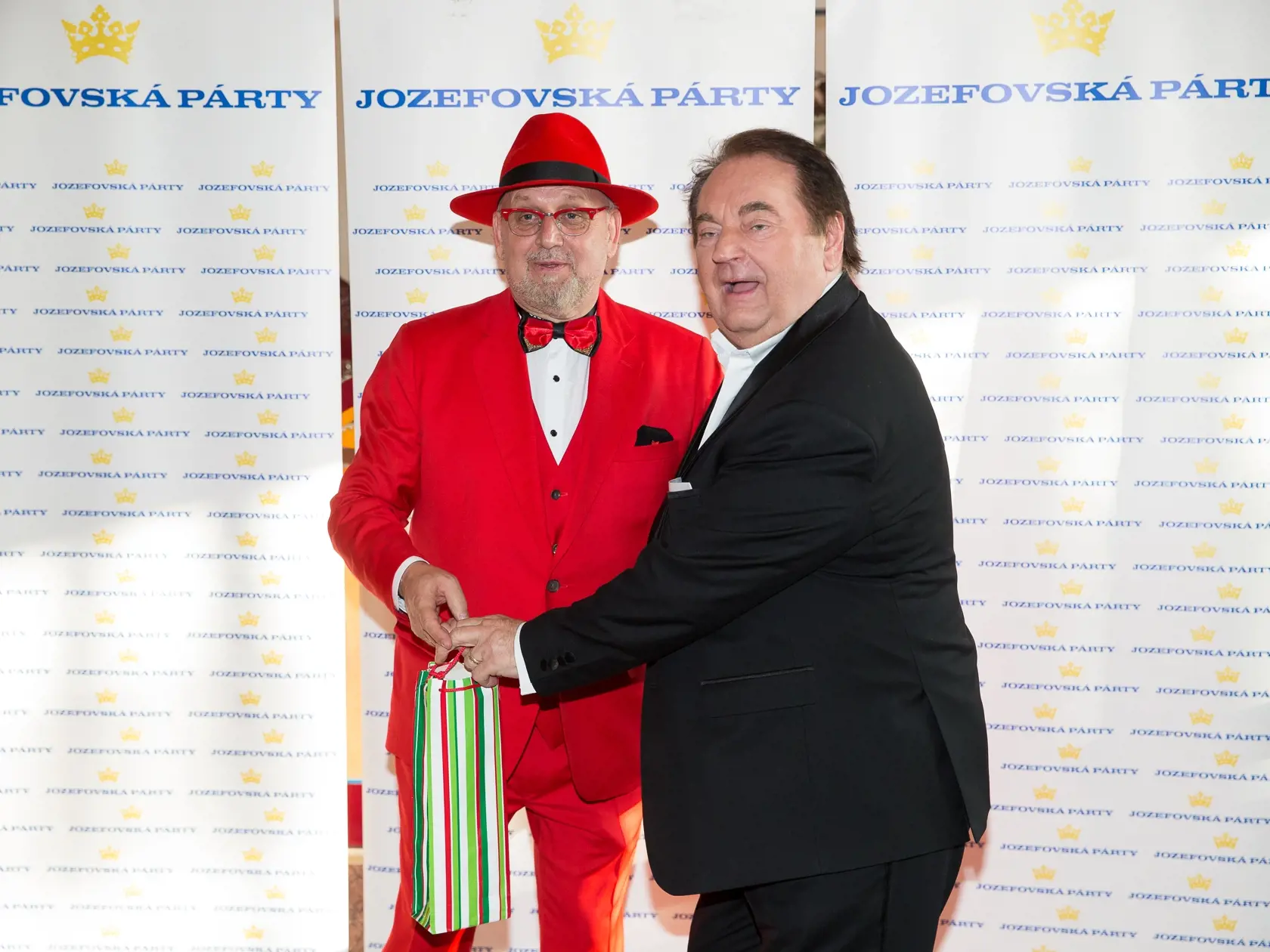 Jozefovská párty organizovaná každoročne Jozefom Oklamčákom spojená s oslavou jeho narodenín. Na snímke Jozef Oklamčák a Peter Stašák. (archívne foto)