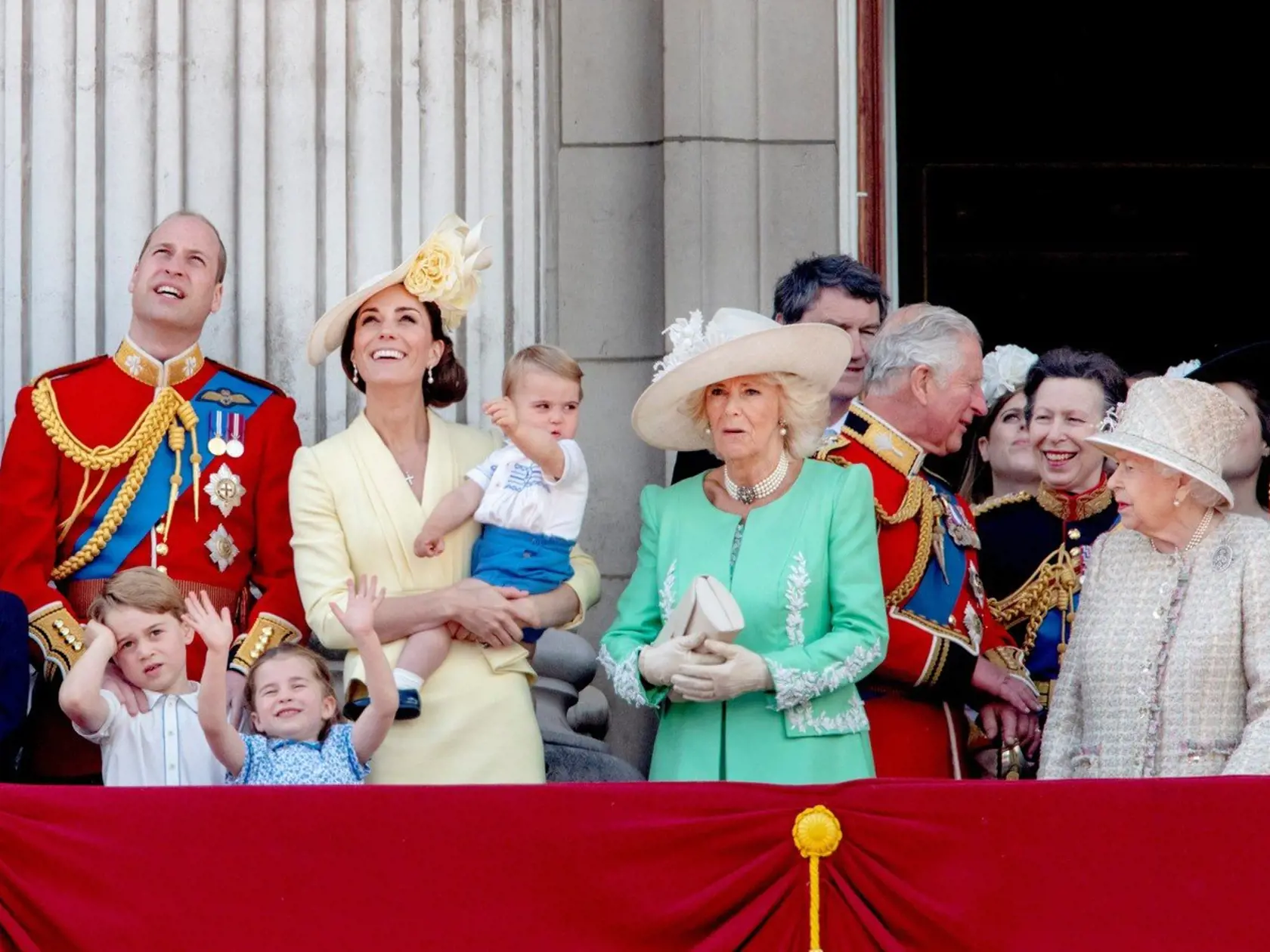 Vojvodkyňa Kate má strach o svoje deti. Princovi Charlesovi vyšiel pozitívny test na koronavírus. Jednotliví členovia kráľovskej rodiny sa izolovali, odišli na vidiek. Princ William a Kate vzali svoje tri deti do svojho domu Anmer Hall v Norfolku. Ostáva veriť, že sa od princa Charlesa nenakazili...