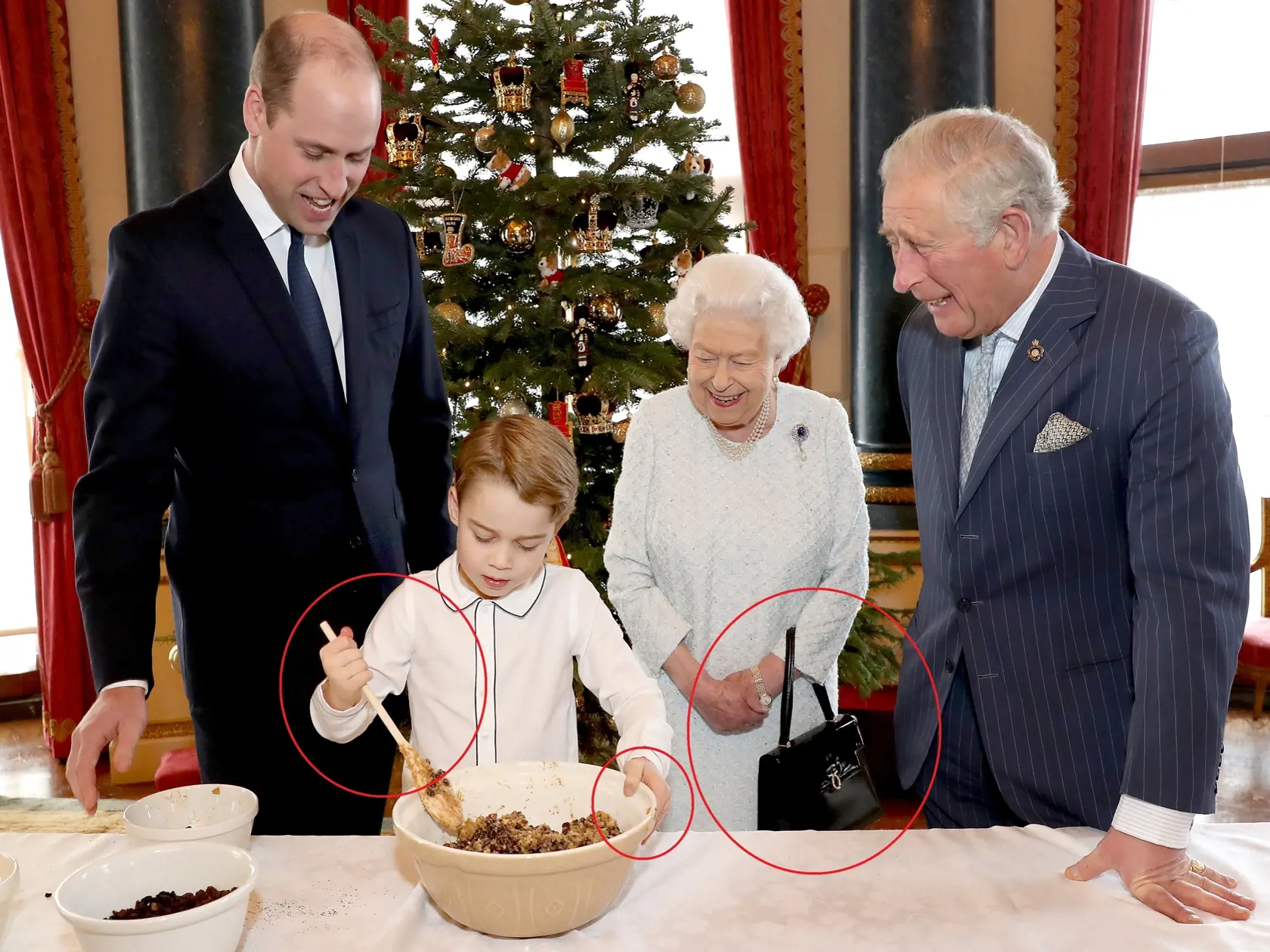 Vianoce v Buckinghamskom paláci. Je fotografia iba jeden veľký podvod? Princ George mieša puding v bielej košeli a dokonca si ani nevyhrnul rukávy. Kráľovná Alžbeta má celý čas v ruke kabelku. Princ William a princ Charles majú oblečené saká. Fanúšikovia rodiny si myslia, že fotografia je iba jedno veľké divadlo.