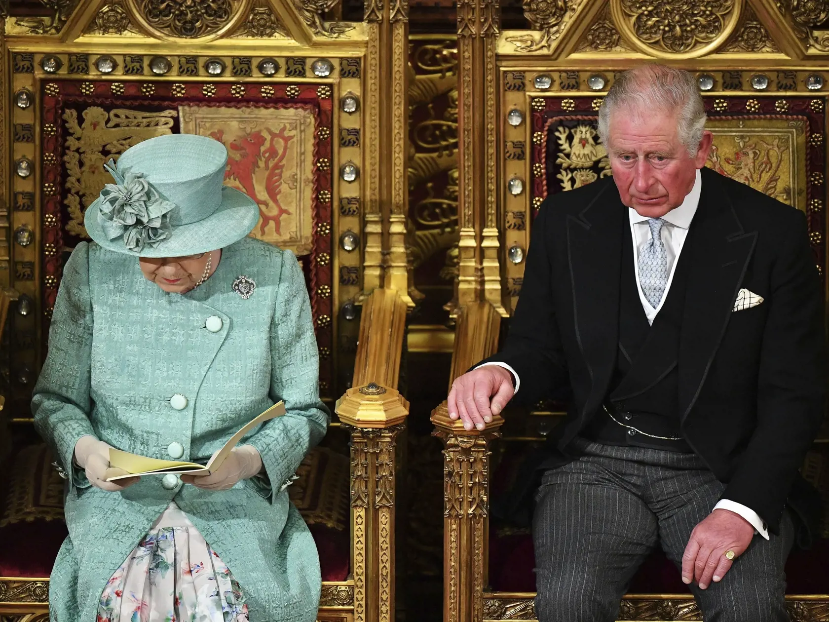 JB 31 Londýn - Britská kráľovná Alžbeta II. (vľavo) počas prejavu vedľa princa Charlesa na pôde britského parlamentu, kde predstavila legislatívny program vlády premiéra Borisa Johnsona v Londýne 19. decembra 2019. Britský premiér Boris Johnson, ktorého konzervatívna strana zvíťazila minulý týždeň v predčasných parlamentných voľbách, chce aktuálne svoju krajinu vyviesť z Európskej únie k 31. januáru. FOTO TASR/AP

Britain's Queen Elizabeth II delivers the Queen's Speech, in the chamber ahead of 