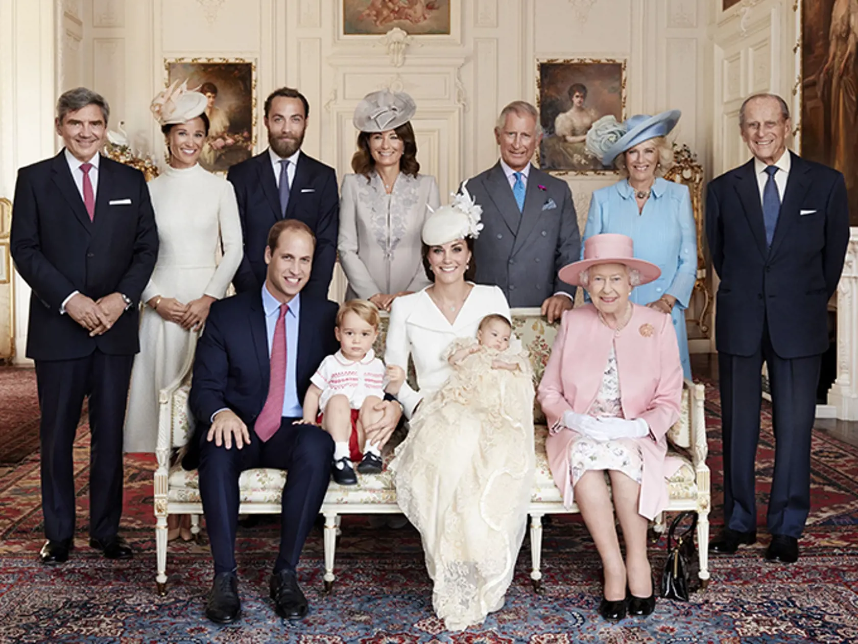 KK22 Sandringham - Na snímke vydanej 9. júla 2015  Kensingtonským palácom britský princ William (sediaci vľavo), jeho manželka Kate a ich deti princ George (sediaci druhý vľavo) a princezná Charlotte pózujú po Charlottiných krstinách 5. júla 2015 v Sandringhame. Sediaca vpravo britská kráľovná Alžbeta II., stojaci zľava Michael Middleton, Pippa Middletonová, James Middleton, Carole Middletonová, princ Charles a jeho manželka Camilla, vojvodkyňa z Cornwallu a britský princ Philip. FOTO TASR/AP
Th
